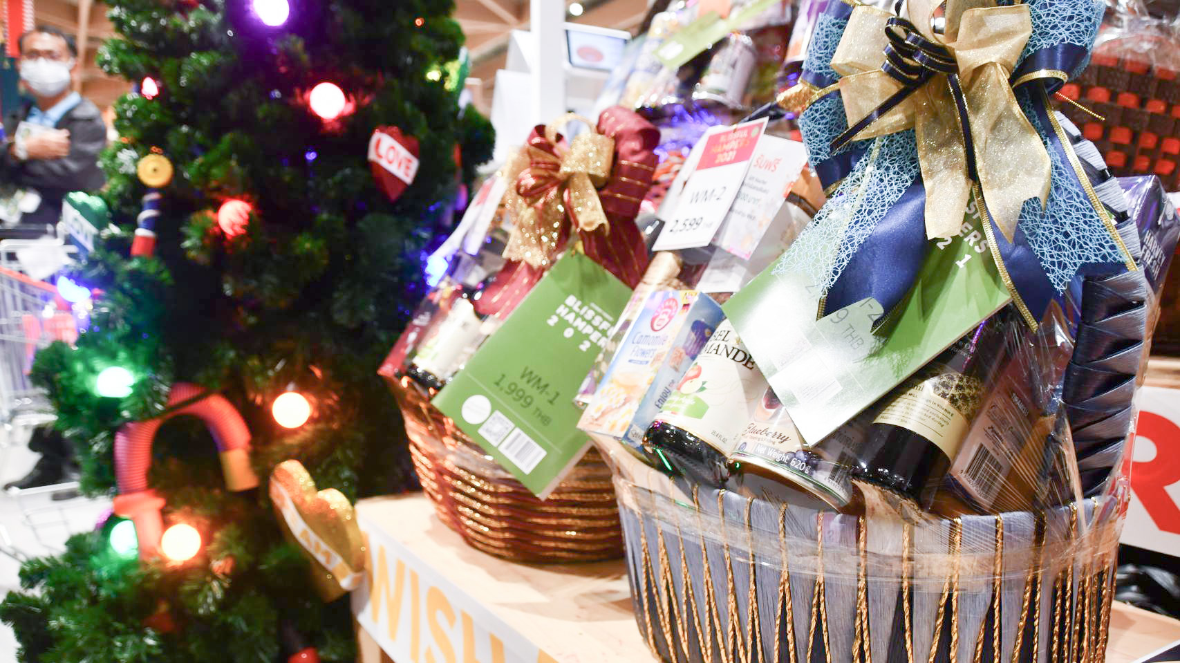 อธิบดีตรวจการจำหน่ายสินค้าตามโครงการ “พาณิชย์ลดกระหน่ำข้ามปี! New Year Grand Sale 2021” และตรวจสอบการจำหน่ายกระเช้าของขวัญในช่วงเทศกาลคริสต์มาสและเทศกาลปีใหม่ 