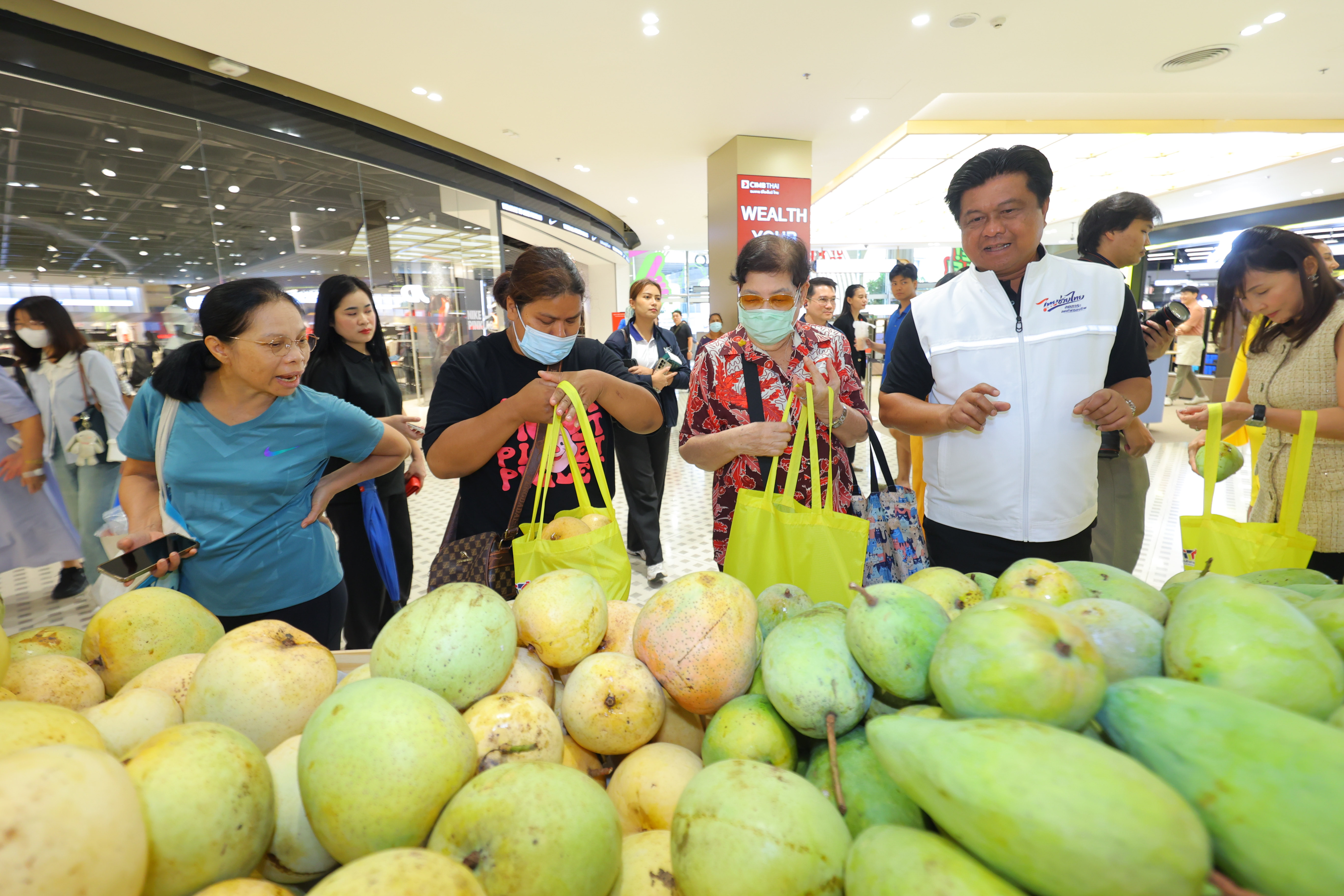 ข่าวเลขที่ 159/2569 “พาณิชย์ผนึกเซ็นทรัลพัฒนา จัดงาน Thailand Tropical Fruit Fiesta เชื่อมโยงผลไม้ไทยสู่ผู้บริโภค คาดจำหน่ายผลไม้กว่า 100 ตัน สร้างมูลค่าการค้ากว่า 10 ล้านบาท” (7 มิถุนายน 2569)