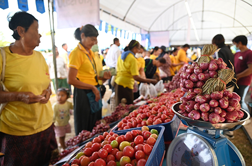 พาณิชย์จัด “ธงฟ้าราคาประหยัด” @สุรินทร์  ลดสูงสุด 60% ช่วยประชาชนลดค่าครองชีพ