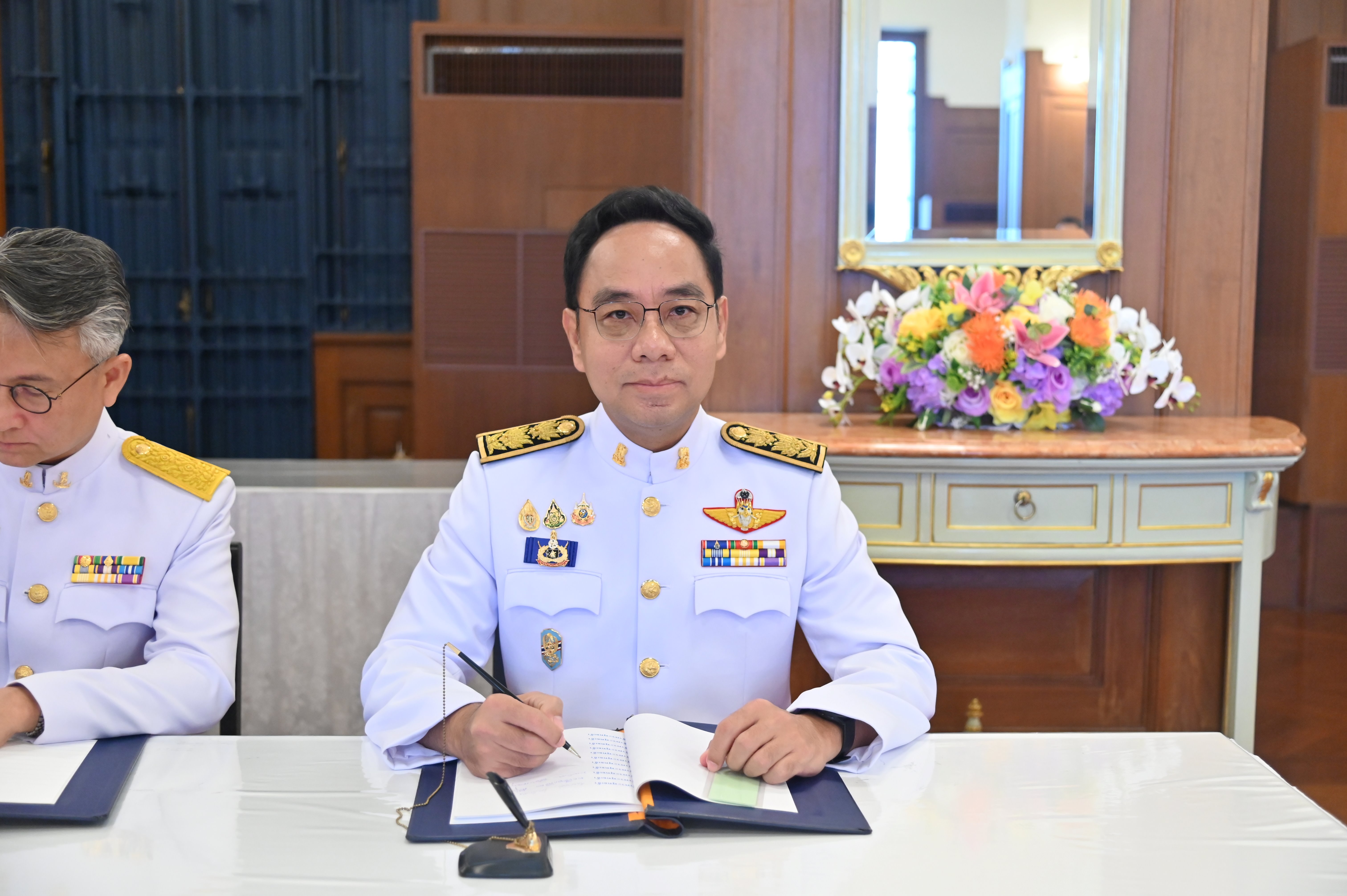 ลงนามถวายพระพรชัยมงคล สมเด็จพระนางเจ้าสิริกิติ์ พระบรมราชินีนาถ พระบรมราชชนนีพันปีหลวง 