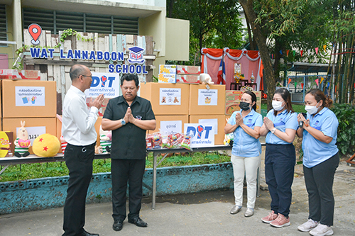 มอบของขวัญวันเด็กกับโรงเรียนในพื้นที่