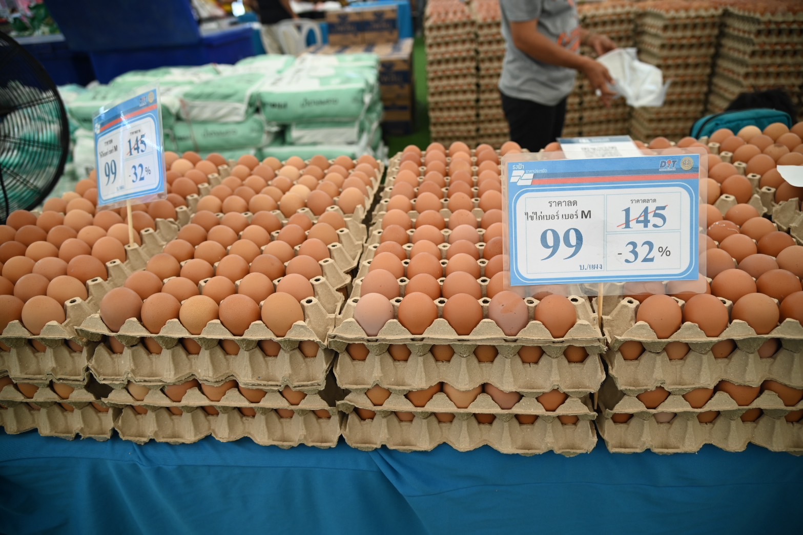 พาณิชย์เปิดงานธงฟ้าราคาประหยัดจ.ชลบุรี