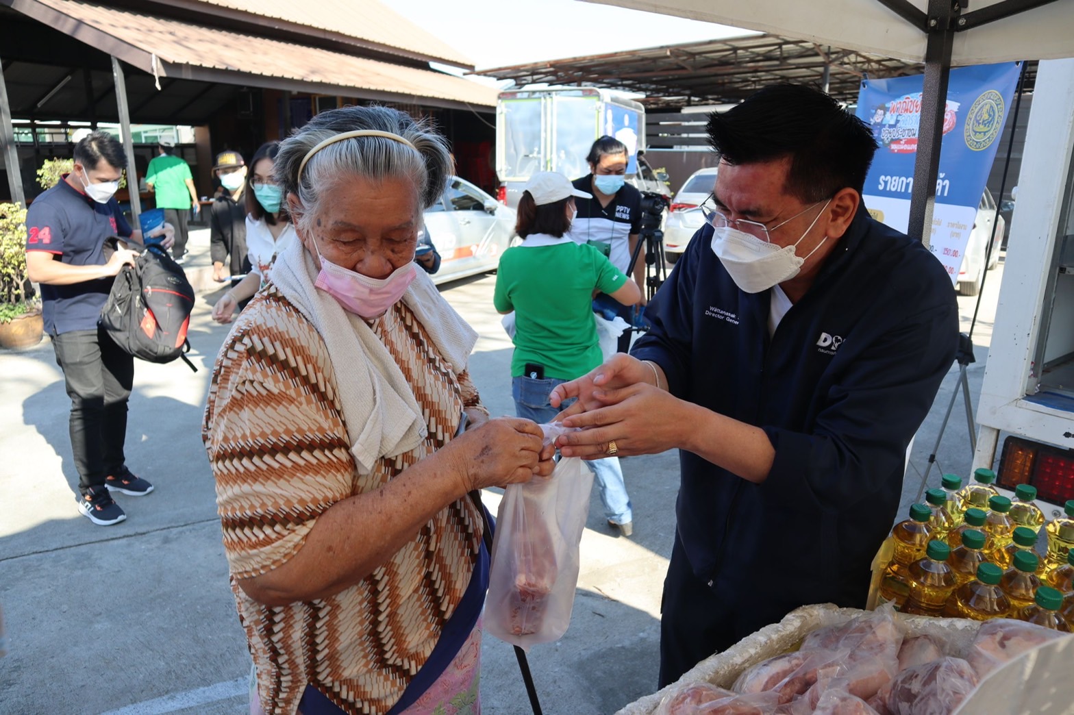 อธิบดีกรมการค้าภายใน ตรวจติดตามการจำหน่ายสินค้าโครงการพาณิชย์ลดราคา! ช่วยประชาชน (หมูเนื้อแดง)