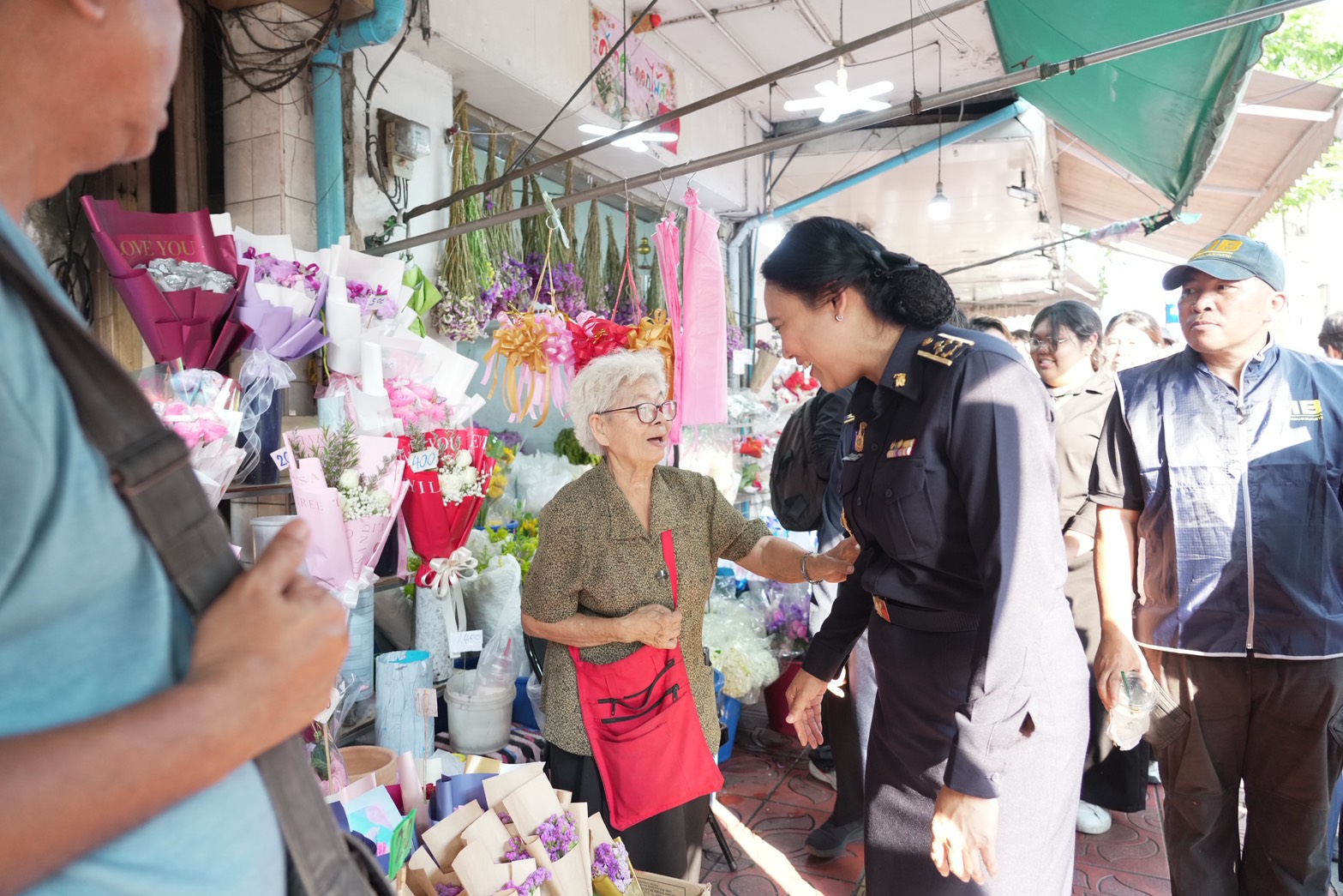 ข่าวเลขที่ 76/2569 “พาณิชย์” ลุยปากคลอง สำรวจตลาดดอกไม้วาเลนไทน์คึกคัก อากาศเย็นส่งผลให้ดอกไม้สวยและราคาถูกกว่าปีก่อน (14 กุมภาพันธ์ 2569)