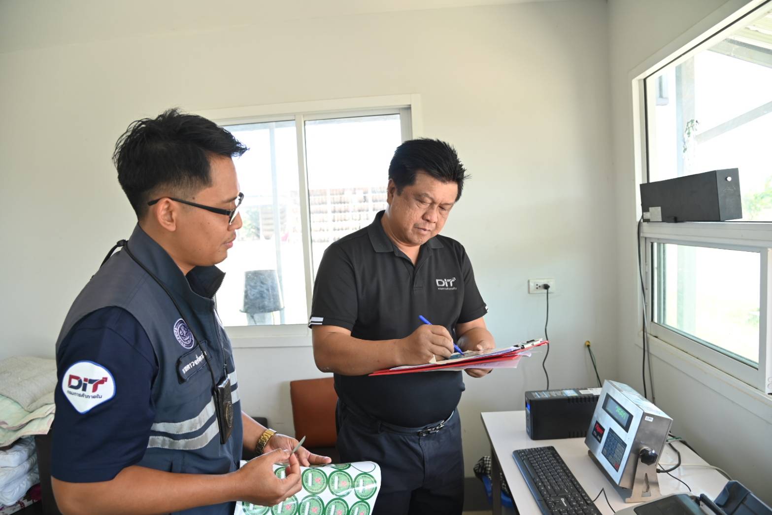 ข่าวที่ 60/2569 พาณิชย์ เร่งพยุงราคาหอมแดงศรีสะเกษ เชื่อมตลาดข้อตกลงทันที 50 ล้านบาท เดินหน้า 3 มาตรการ ดูดซับ–ส่งออกกว่า 7,000 ตัน ดันราคาปรับตัวดีขึ้น (10 มกราคม 2568)