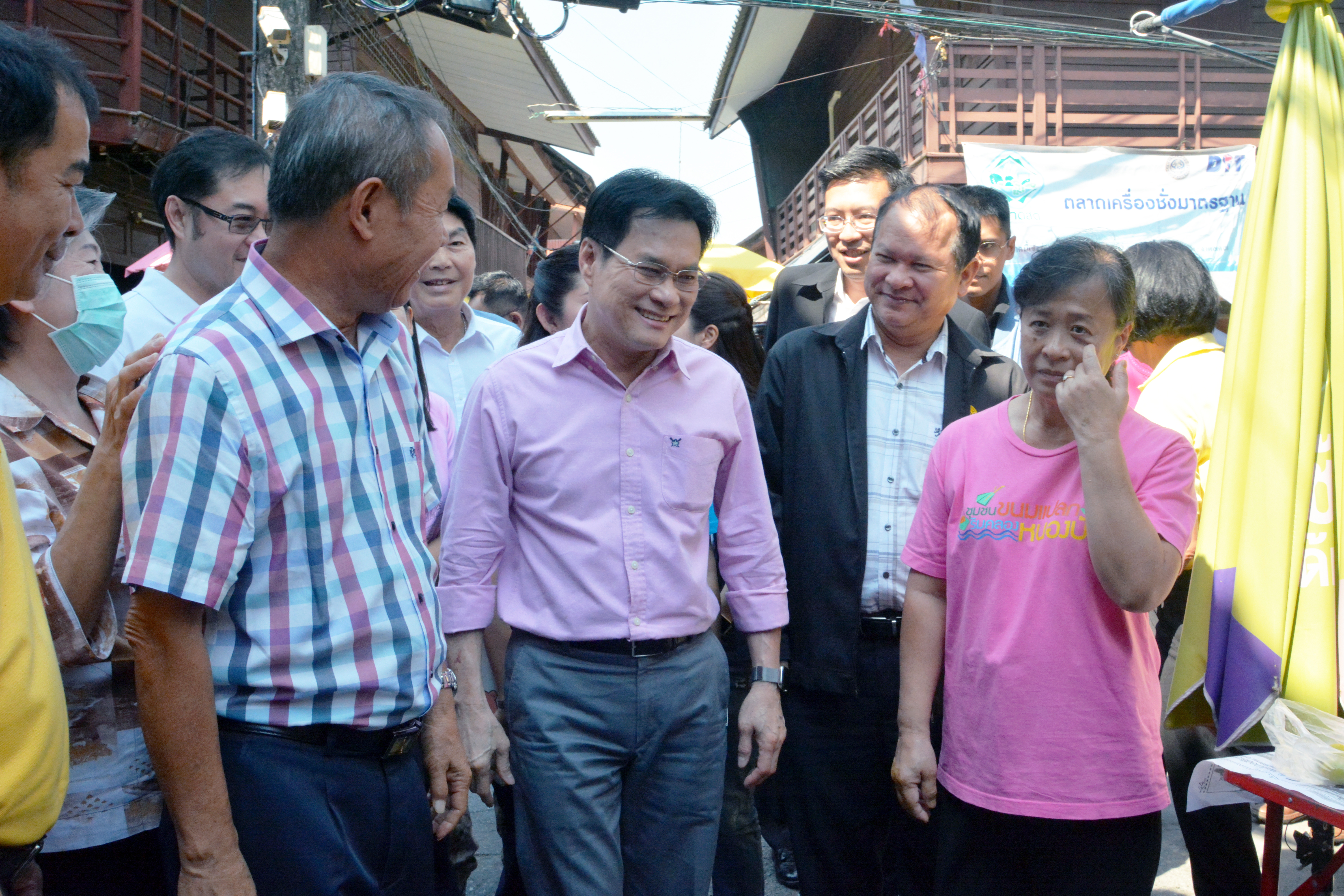 การเยี่ยมชมและติดตามสถานการณ์ราคาสินค้า  ณ ตลาดชุมชนขนมแปลกริมคลองหนองบัว