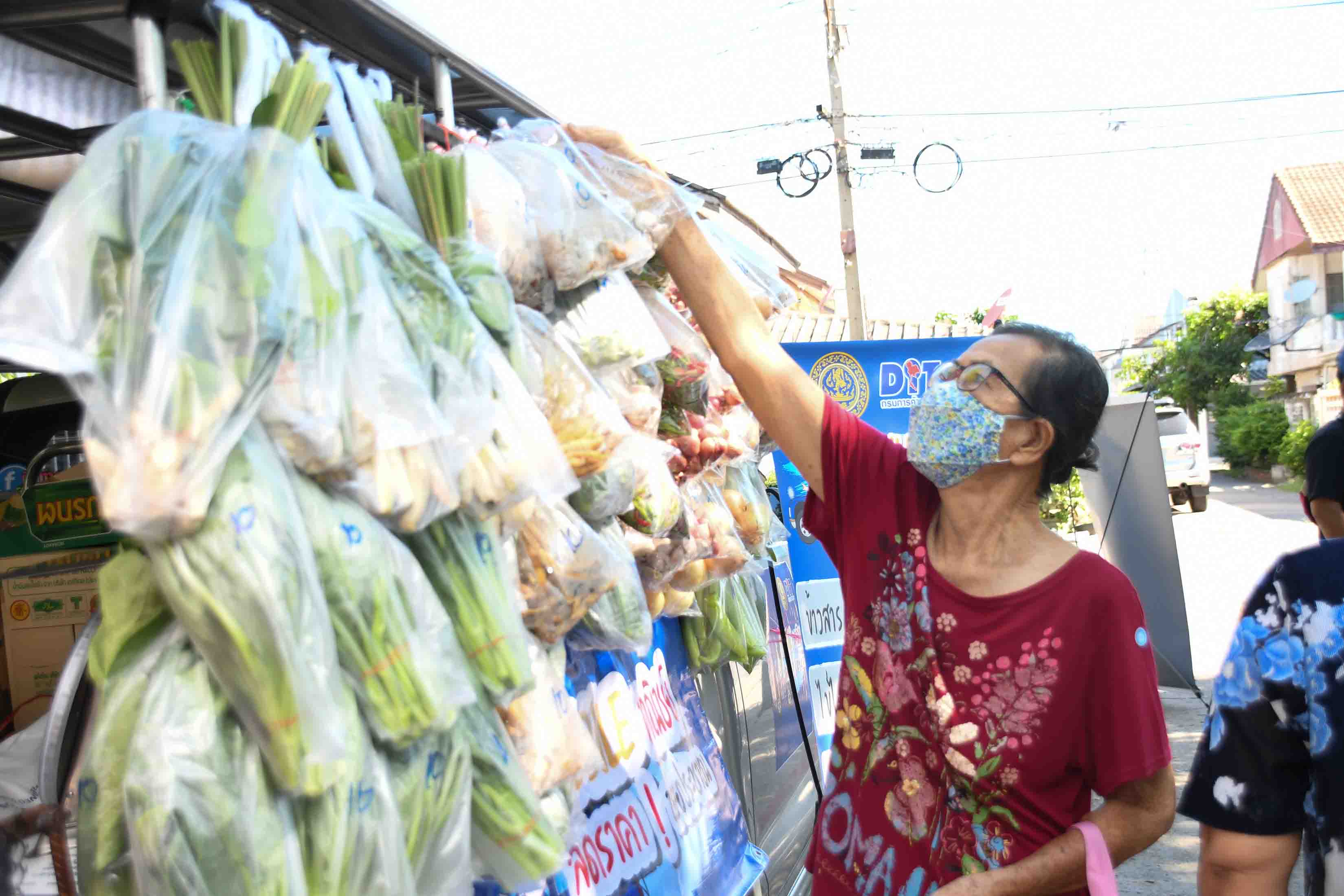 ตรวจเยี่ยมชมโครงการ "Mobile พาณิชย์ลดราคา! ช่วยประชาชน”