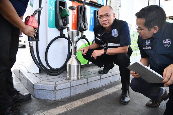 ตรวจสถานีบริการน้ำมันและกระเช้าของขวัญในช่วงเทศกาลปีใหม่
