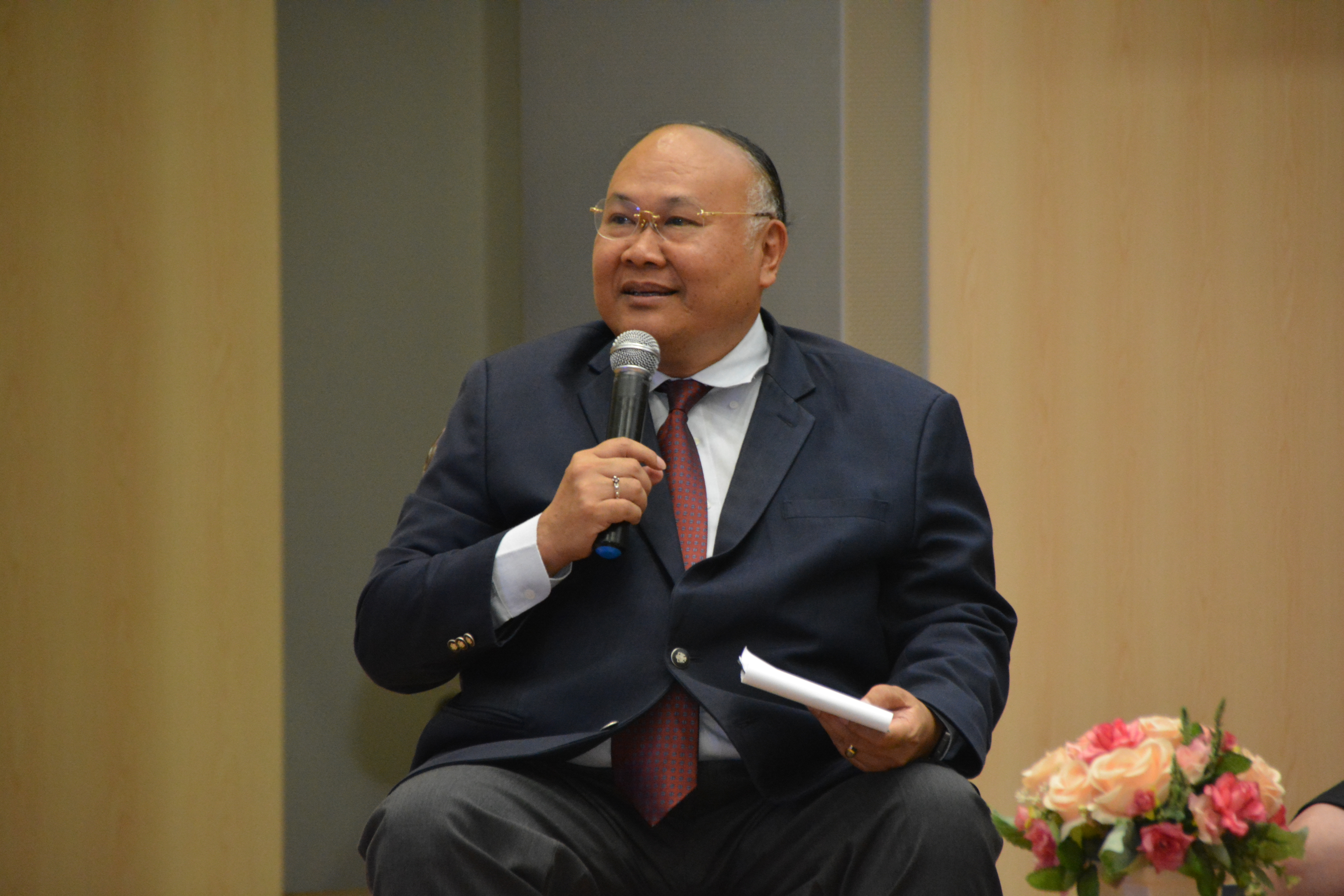 รองอธิบดีกรมการค้าภายใน เป็นผู้ดำเนินการเสวนา “ร้อยเรียงประสบการณ์ บอกผ่านเป็นเรื่องเล่า” ปี 4