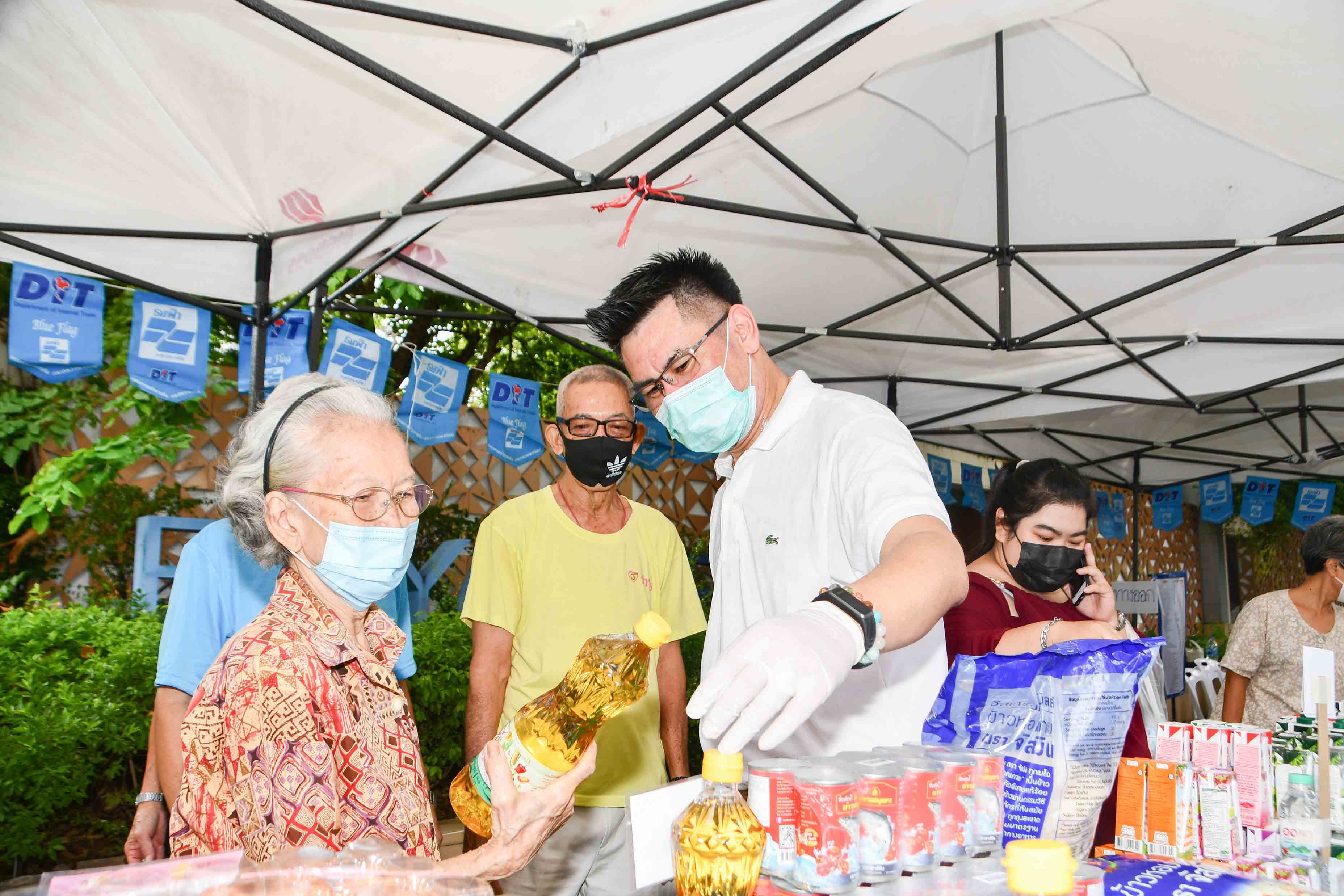 อธิบดีกรมการค้าภายใน ติดตามโครงการจำหน่ายสินค้าราคาถูกให้ประชาชน