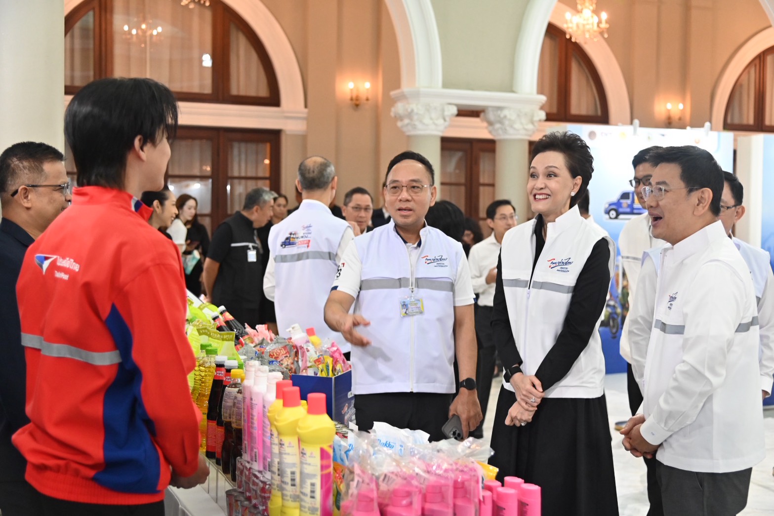 ข่าวเลขที่ 139/2569 “ไทยช่วยไทย ลดภาระค่าครองชีพ : พาณิชย์รถพุ่มพวง ลดราคาช่วยประชาชน” รัฐบาลผนึก 4 ภาคส่วน ส่งสินค้าจำเป็นราคาพิเศษถึงชุมชน ลดค่าครองชีพไม่น้อยกว่า 280 ล้านบาท  (12 พฤษภาคม 2569)