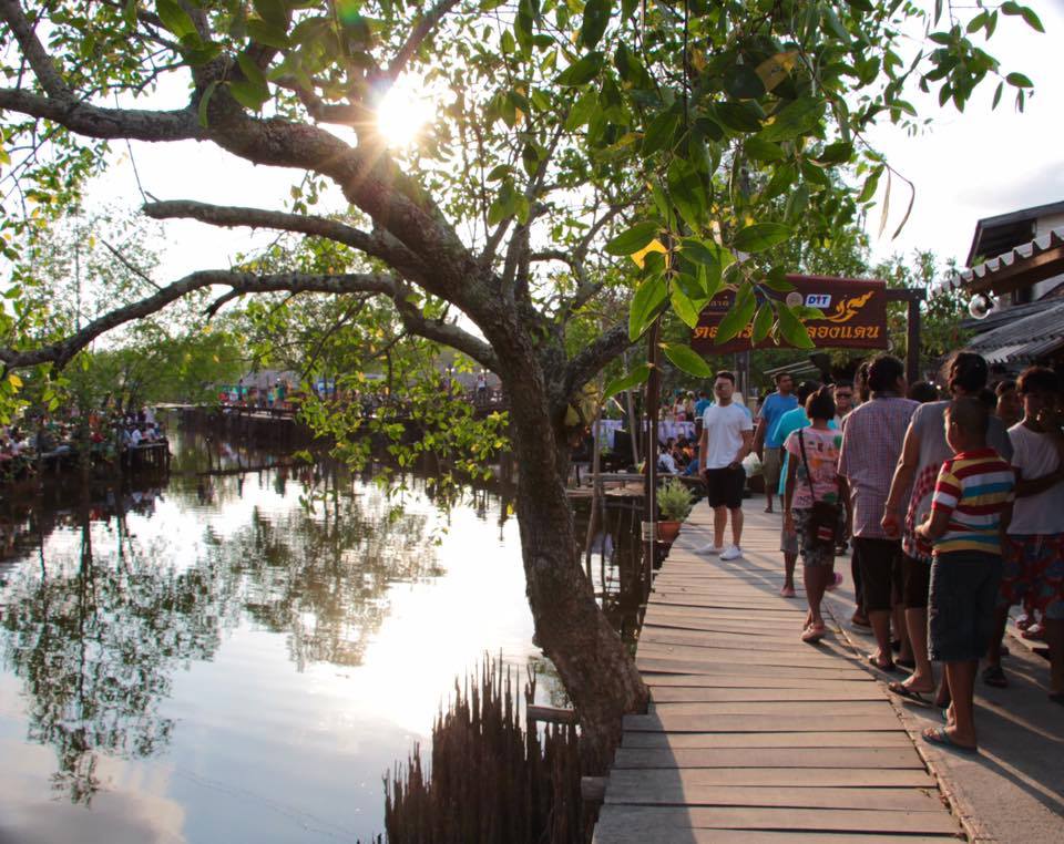 11471_ผู้คนมาซื้อของในตลาด.jpg