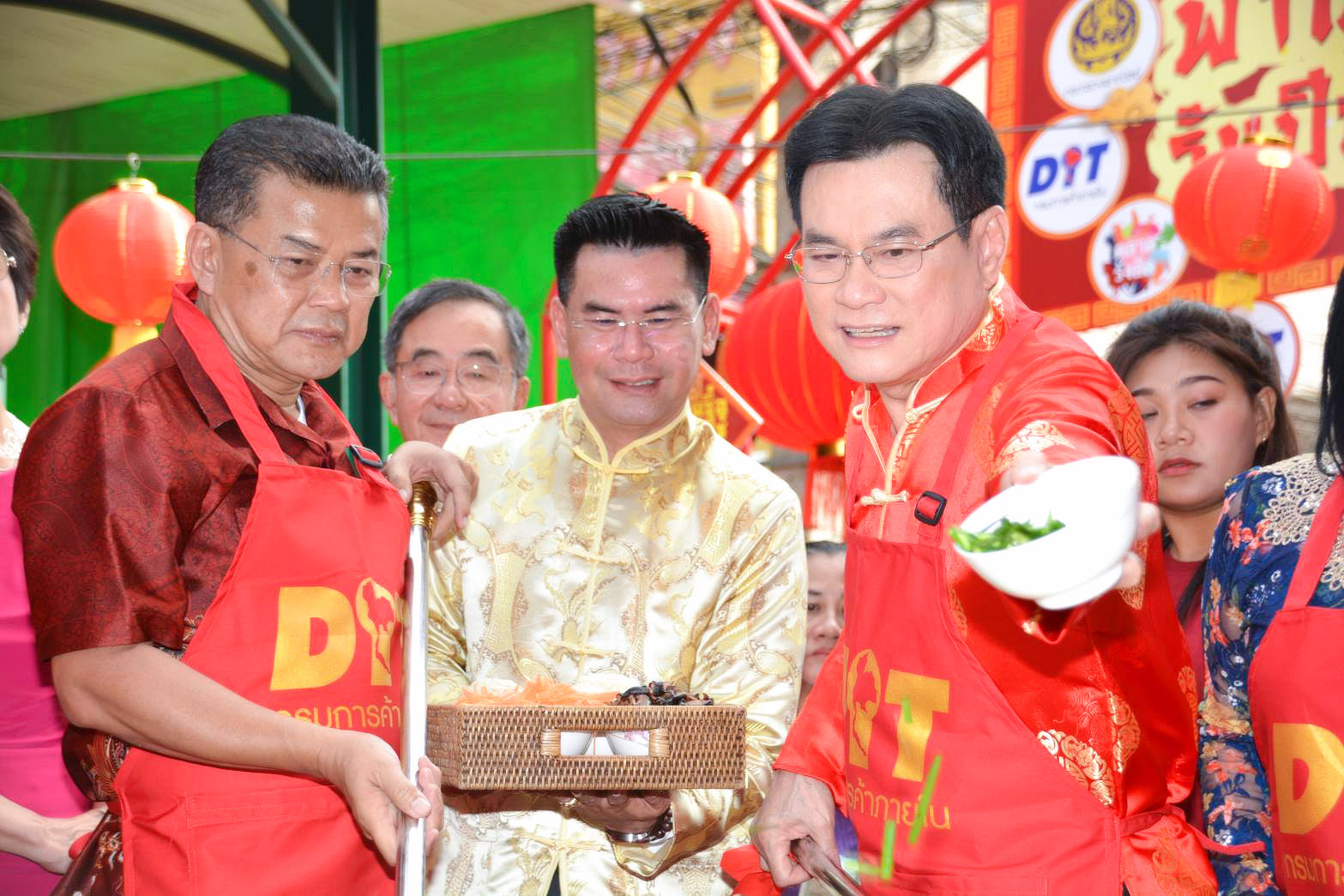 “พาณิชย์ตุ้งแช่รับปีหนูทอง” (เทศกาลตรุษจีน)
