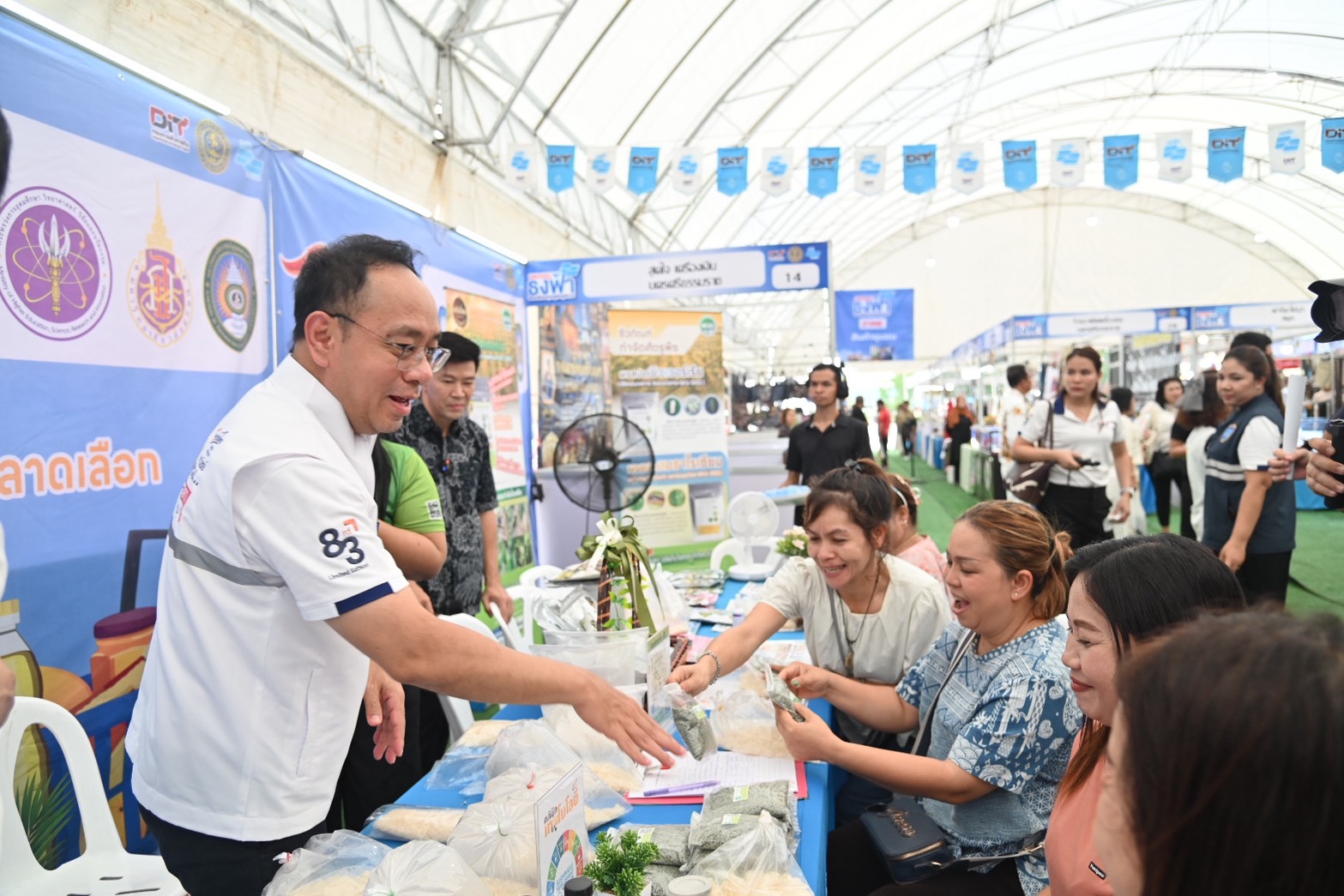 ข่าวเลขที่ 152/2569 “พาณิชย์” ลุยลดค่าครองชีพประชาชน-ช่วยผู้ประกอบการ ยกทัพสินค้าราคาประหยัดกว่า 1,000 รายการ ลดสูงสุด 60% ในงาน “มหกรรมธงฟ้าขับเคลื่อนเศรษฐกิจภูมิภาค” ที่นครศรีธรรมราช (30 พฤษภาคม 2569)
