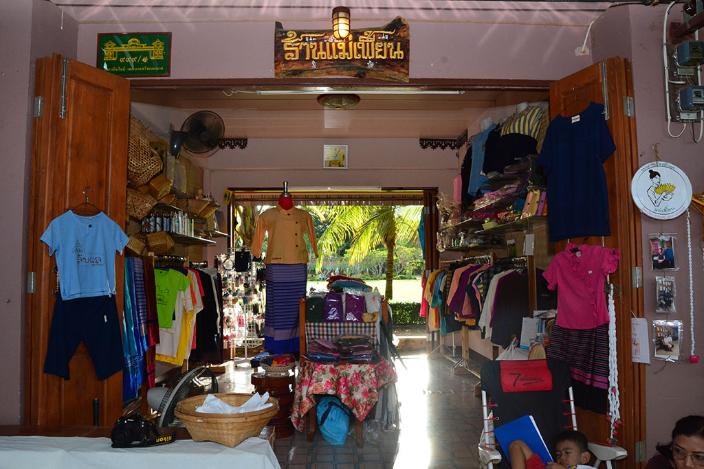 22059_ร้านผ้าพื้นเมือง 2.JPG