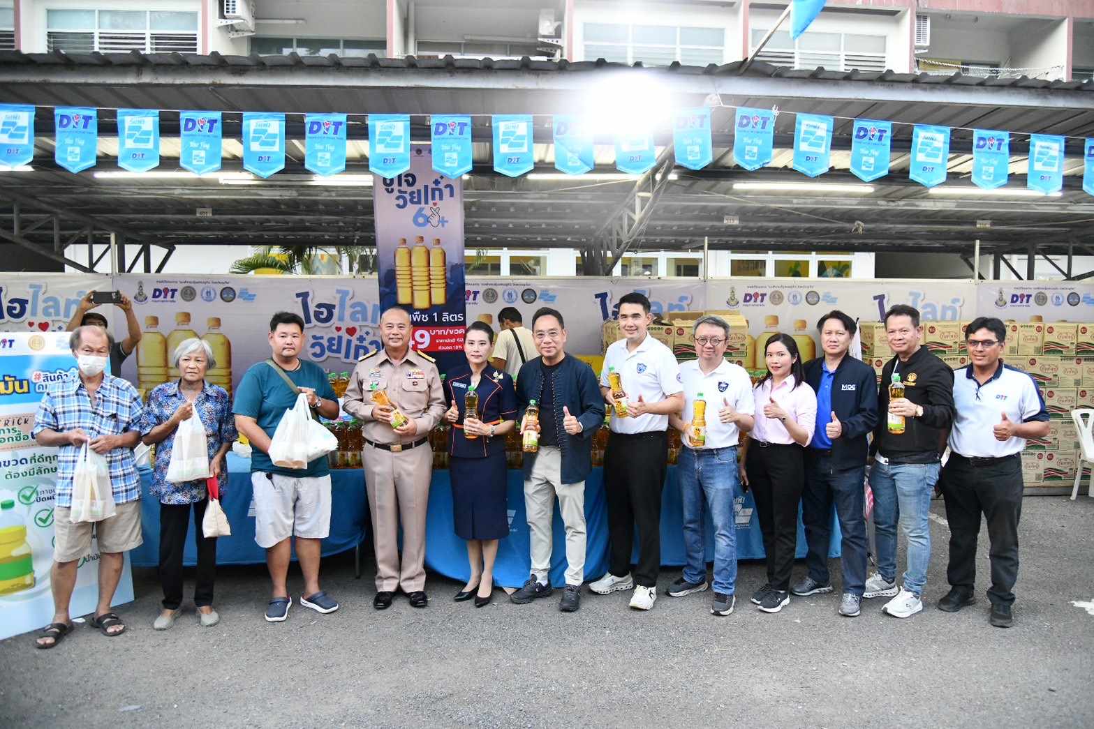 “พาณิชย์" ร่วมทัพเรือภาค 3 ต่อยอดเงินหมื่น  จัด “ธงฟ้า ชูใจ วัยเก๋า 60+” จ.ภูเก็ต  ลดค่าครองชีพประชาชน