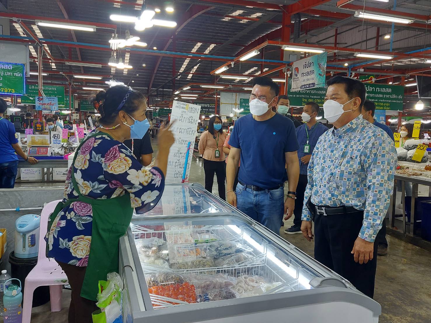 อธิบดีติดตามสถานการณ์การจำหน่ายสินค้าในตลาดกลางผักและผลไม้ในความส่งเสริมของกรม