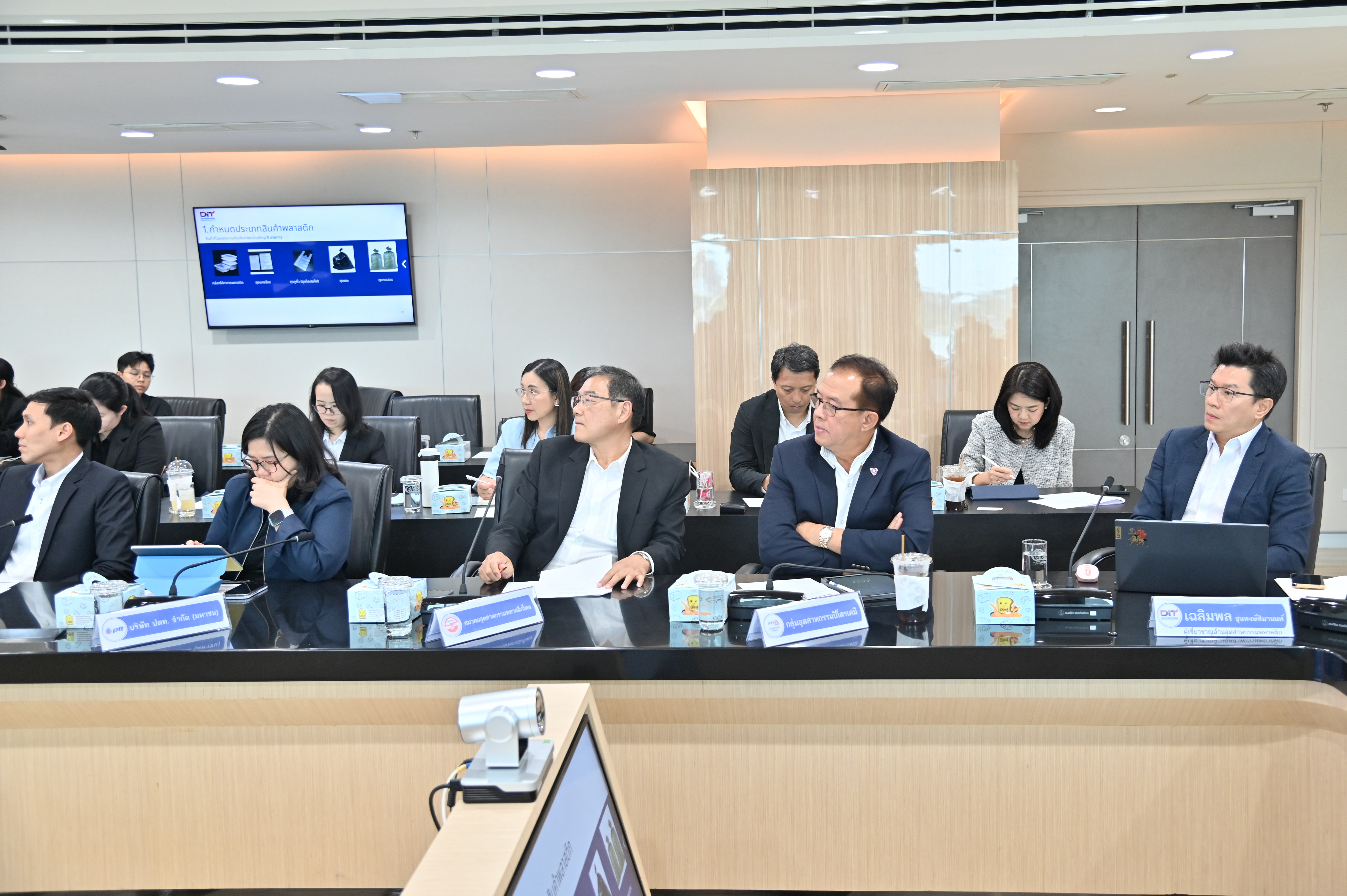 ข่าวเลขที่ 117/2569 พาณิชย์ประชุมติดตามสถานการณ์เม็ดพลาสติกและบรรจุภัณฑ์พลาสติก  วางแนวทางดูแลปริมาณ–ราคา–การใช้พลาสติกอย่างเหมาะสม (21 เมษายน 2569)