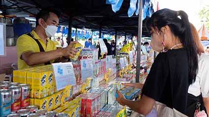 ตรวจติดตามการจำหน่ายสินค้าธงฟ้าราคาประหยัด
