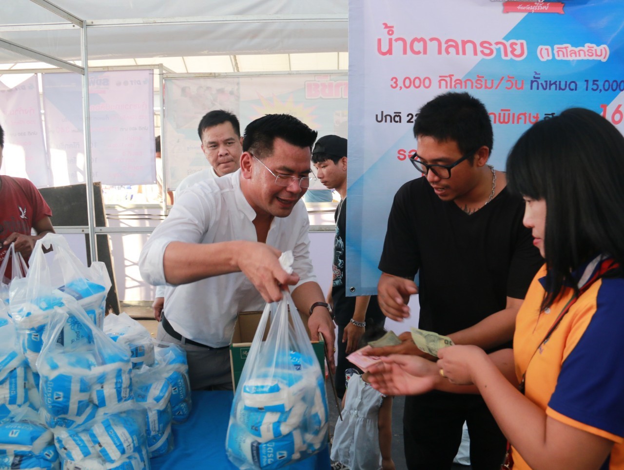 เปิดงานมหกรรมธงฟ้าลดค่าครองชีพผู้ประสบภัยจังหวัดบุรีรัมย์