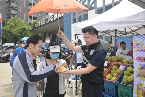 พาณิชย์ร่วมมือกับ บมจ.เสนา นำผลไม้จากเกษตรกรมาจำหน่าย