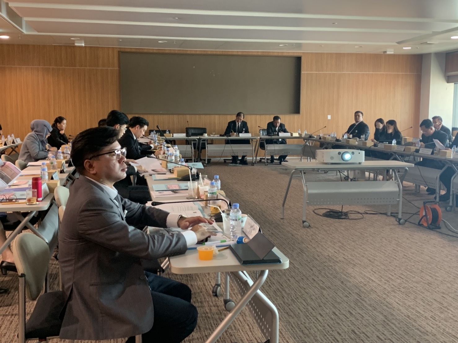 รองอธิบดีกรมการค้าภายใน  ร่วมประชุมกับคณะกรรมาธิการวิสามัญพิจารณาศึกษา แนวทางการป้องกันและแก้ไขปัญหาฝุ่นละอองขนาดเล็ก 