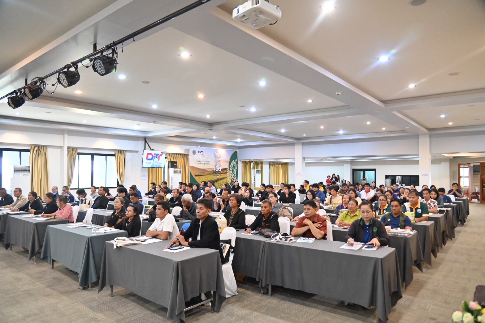 ข่าวเลขที่ 160/2569 “ค้าภายใน” เปิดเวทีร้อยเอ็ด ติวเข้ม 58 กลุ่มเกษตรกรอีสานใต้ ปั้น “ข้าวประณีต” สู่ตลาดพรีเมียม มุ่งเติมองค์ความรู้การจัดทำแผนธุรกิจ (9 มิถุนายน 2569)