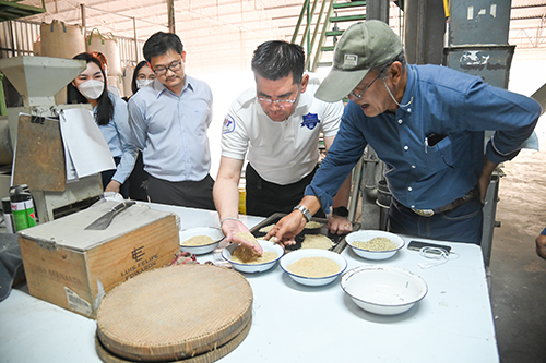 กรมการค้าภายในเยี่ยมชมแปลงทดลองการใช้ผลิตภัณฑ์จุรินทรีย์ชีวภาพเพื่อช่วยลดต้นทุน