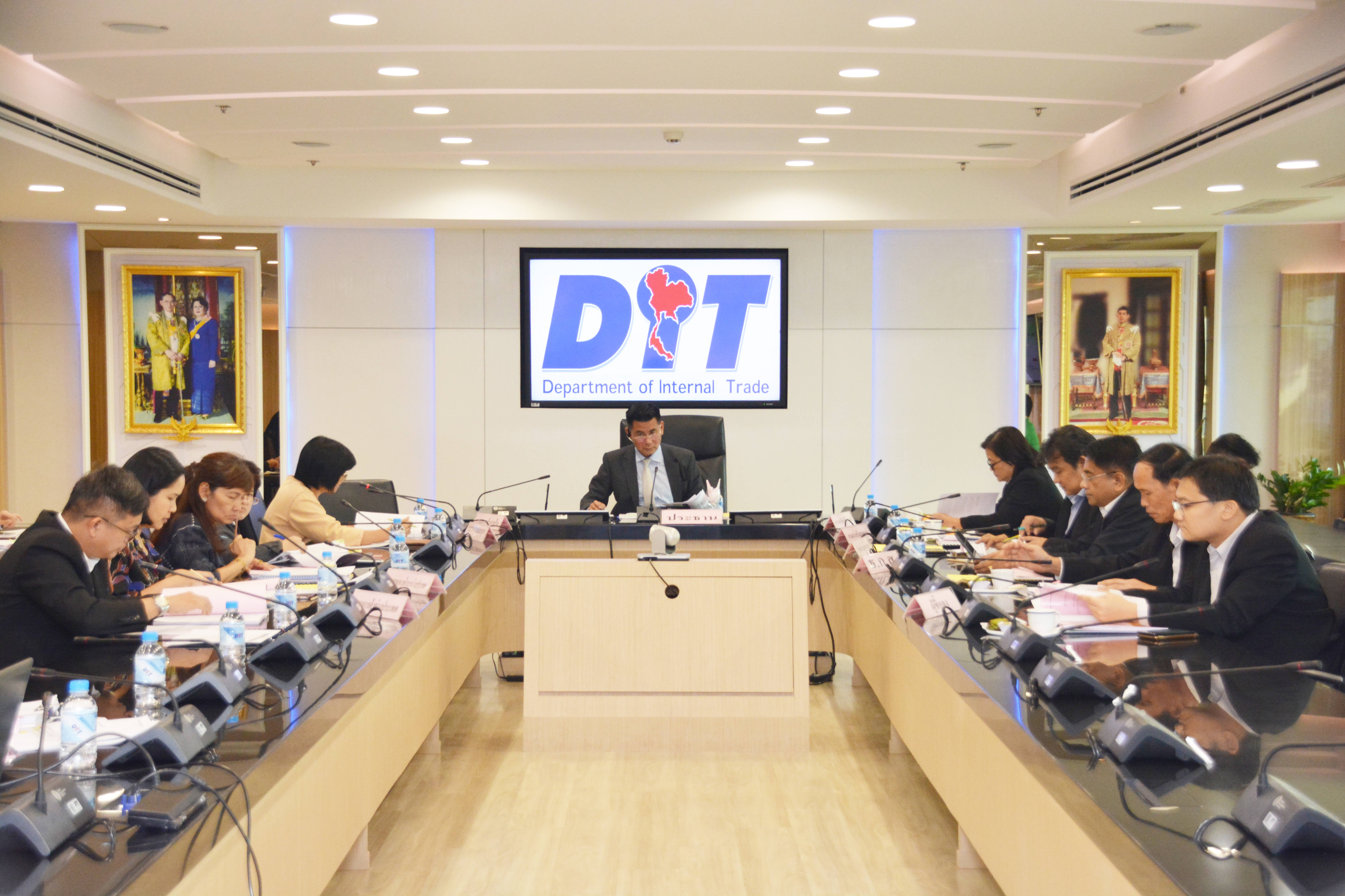 รองอธิบดีประชุมคณะอนุกรรมการกลั่นกรองเรื่องเสนอคณะกรรมการบริหารกองทุนรวมเพื่อช่วยเหลือเกษตรกร