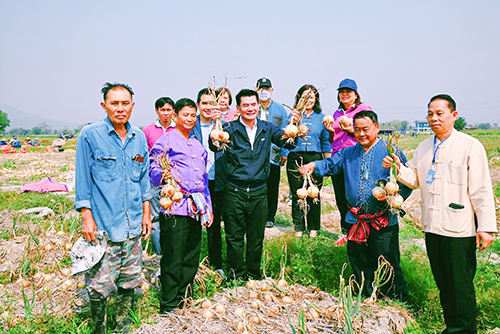 กรมการค้าภายในเดินหน้าช่วยเกษตรกร เชื่อมโยงผู้ประกอบการซื้อหอมหัวใหญ่-กระเทียม อ.ฝาง