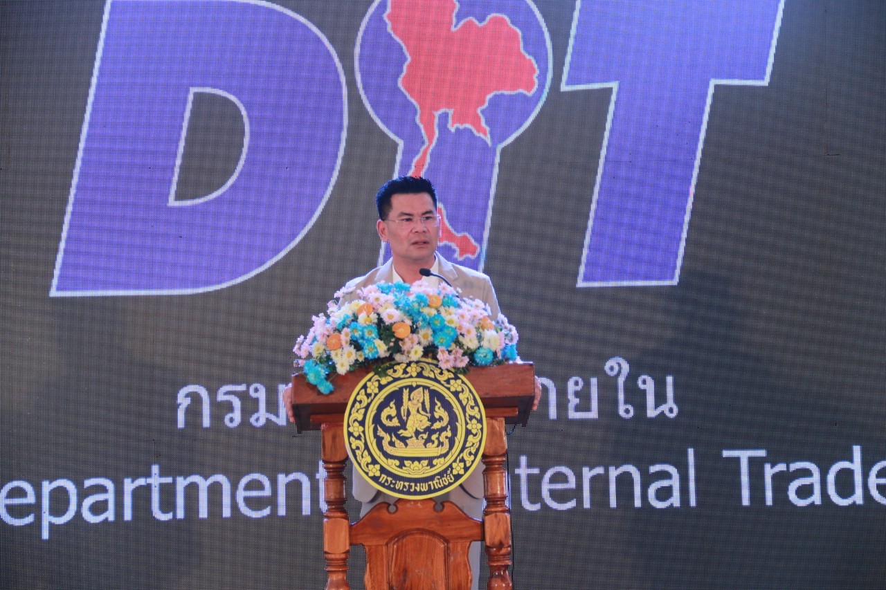 เปิดงานมหกรรมธงฟ้าลดค่าครองชีพผู้ประสบภัยจังหวัดบุรีรัมย์