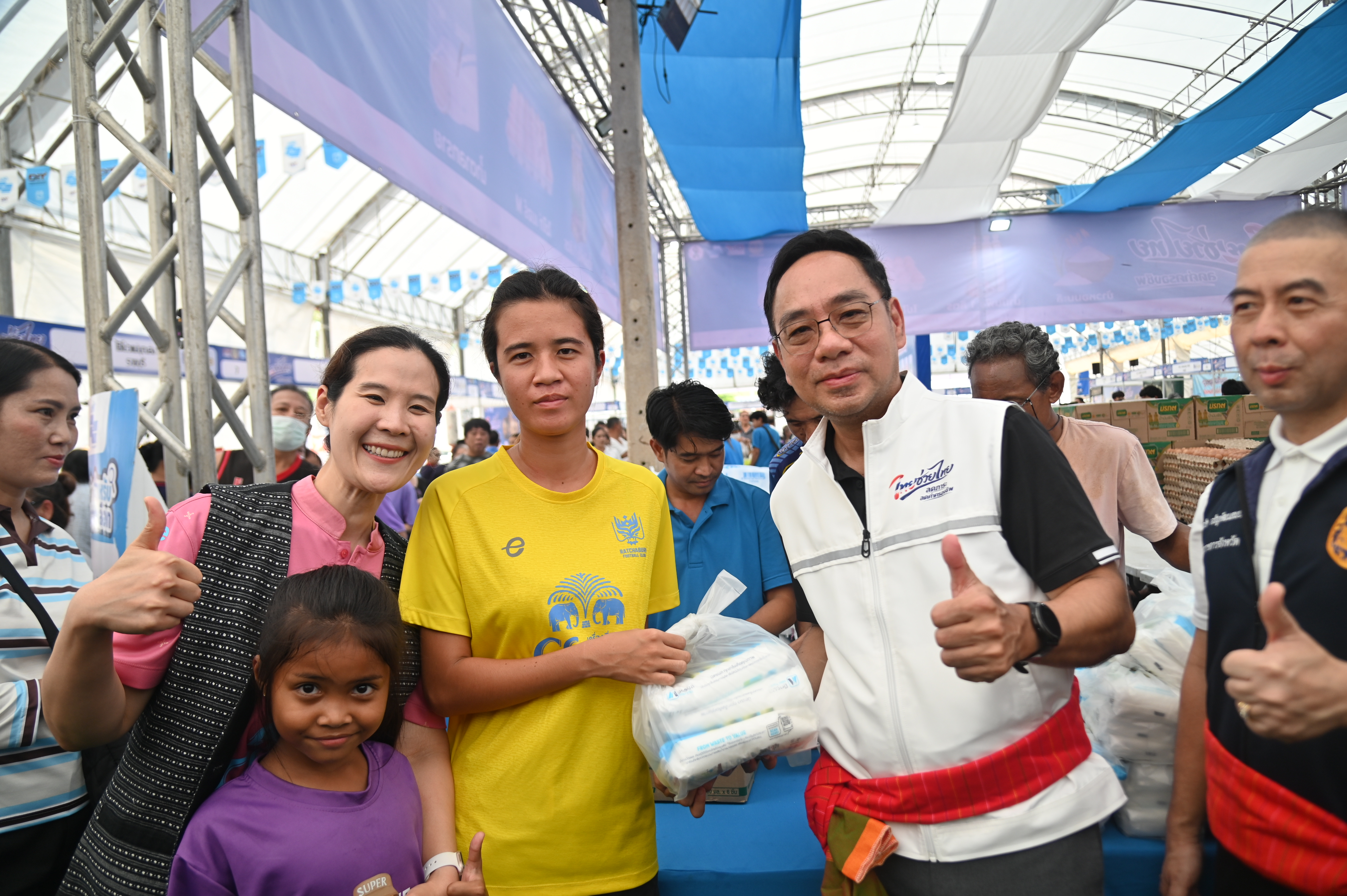 ข่าวเลขที่ 226/2569 “พาณิชย์” ลุยลดค่าครองชีพประชาชน-ช่วยผู้ประกอบการ ยกทัพสินค้าราคาประหยัด จำหน่ายสินค้าราคาประหยัดให้พี่น้องชาวราชบุรีในงาน “ไทยช่วยไทยลดค่าครองชีพ จังหวัดราชบุรี” (12 กันยายน 2569)