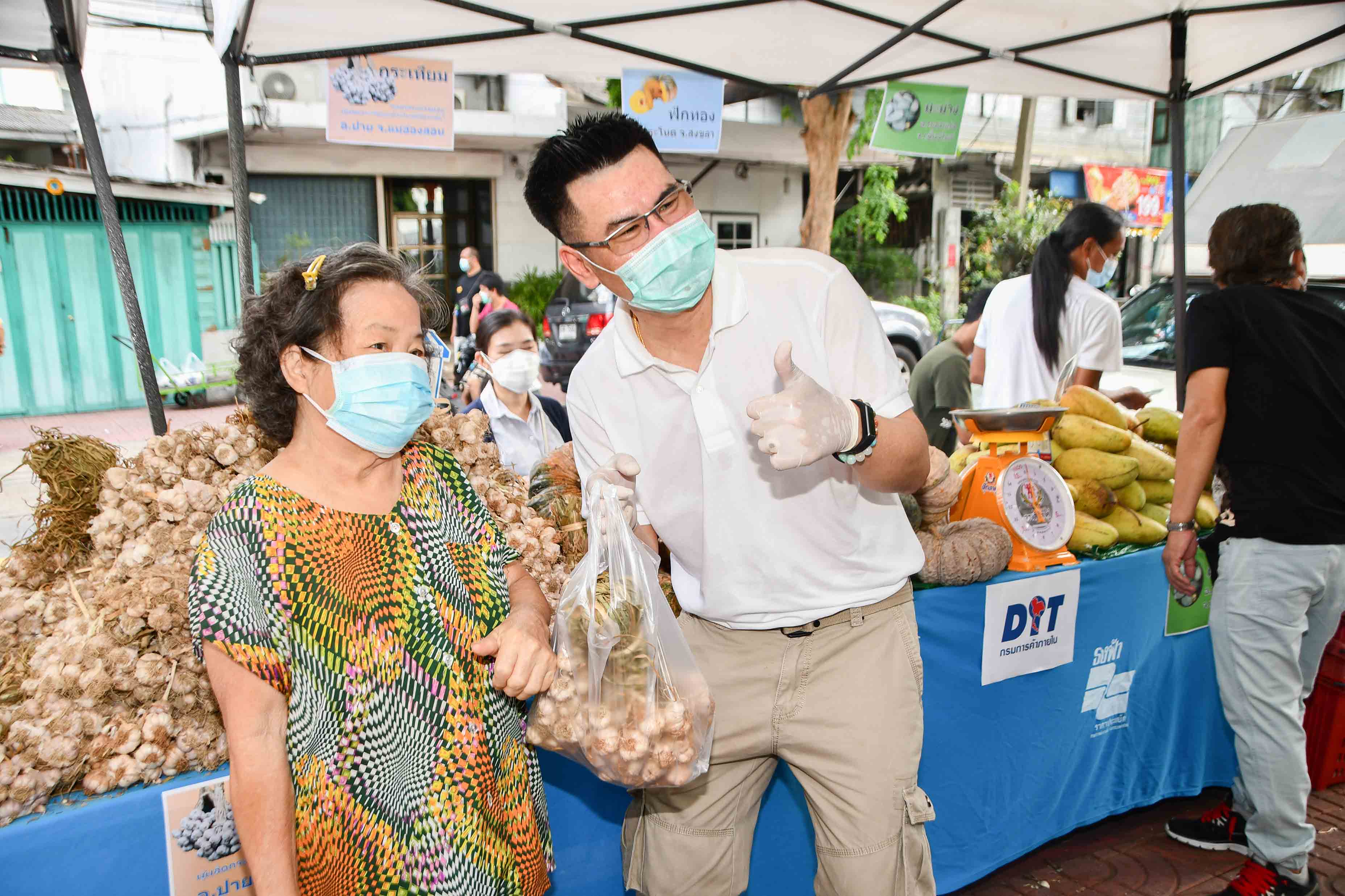 อธิบดีกรมการค้าภายใน ติดตามโครงการจำหน่ายสินค้าราคาถูกให้ประชาชน