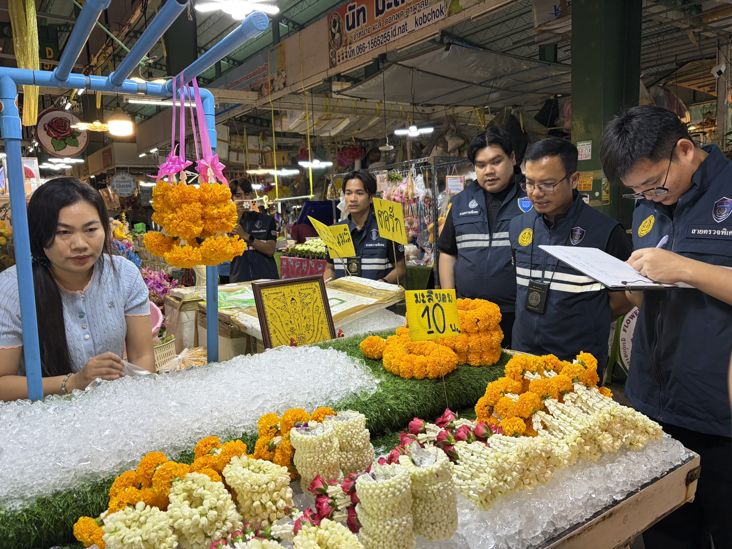 ข่าวเลขที่ 194/2569 กรมการค้าภายในลงพื้นที่ปากคลองตลาด เช็คสถานการณ์มะลิวันแม่ แนะประชาชนเลือกเปรียบเทียบราคา–คุณภาพ จากหลายร้าน ผู้ค้าต้องปิดป้ายชัด จำหน่ายราคาสมเหตุสมผล หากฉวยโอกาสขึ้นราคา ตรวจสอบต้นทุน–ดำเนินการตามกฎหมาย (11 สิงหาคม 2569)