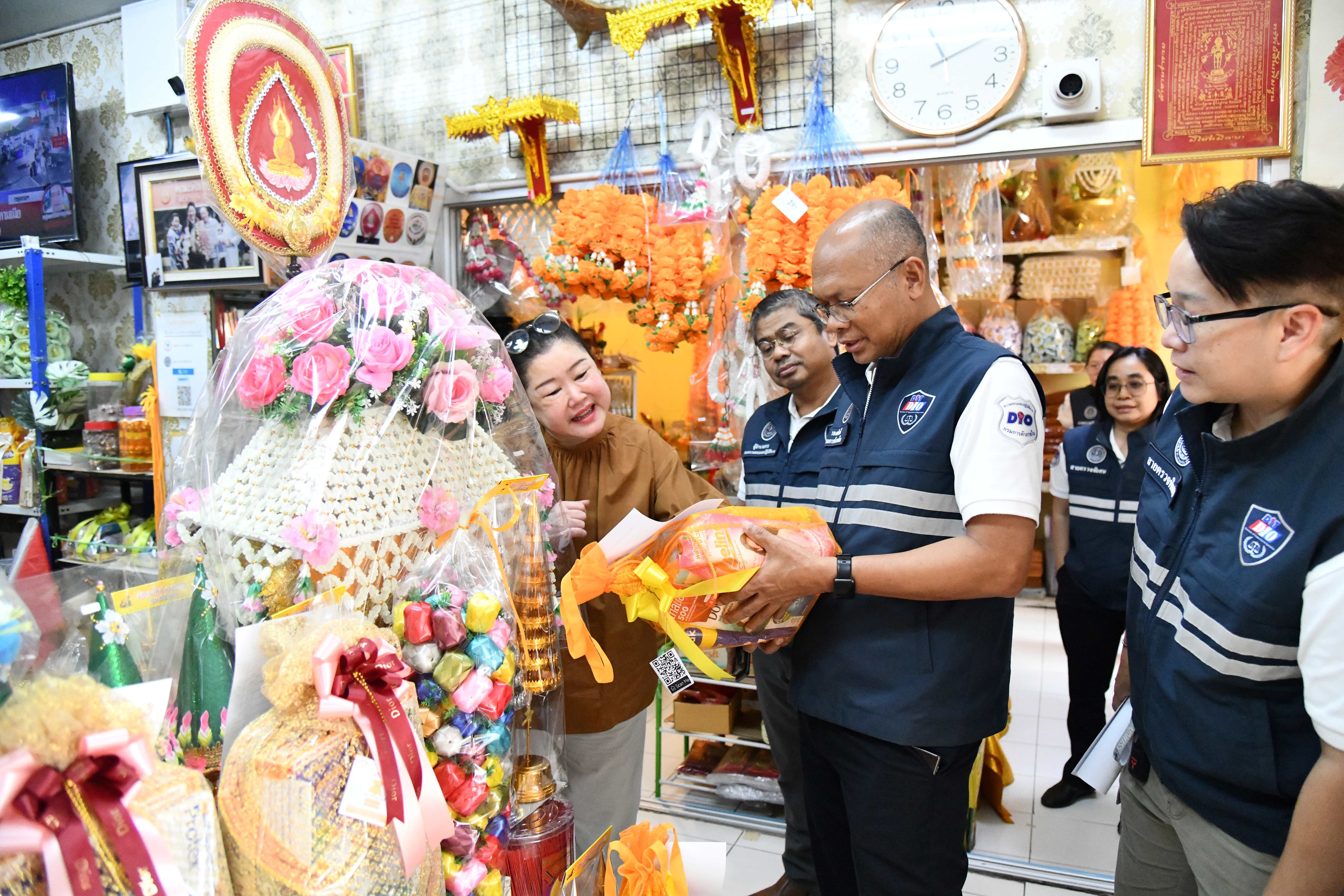 กรมการค้าภายในลุยตรวจชุดนักเรียน-ชุดสังฆทาน ป้องกันฉวยโอกาสขึ้นราคาไม่เป็นธรรม