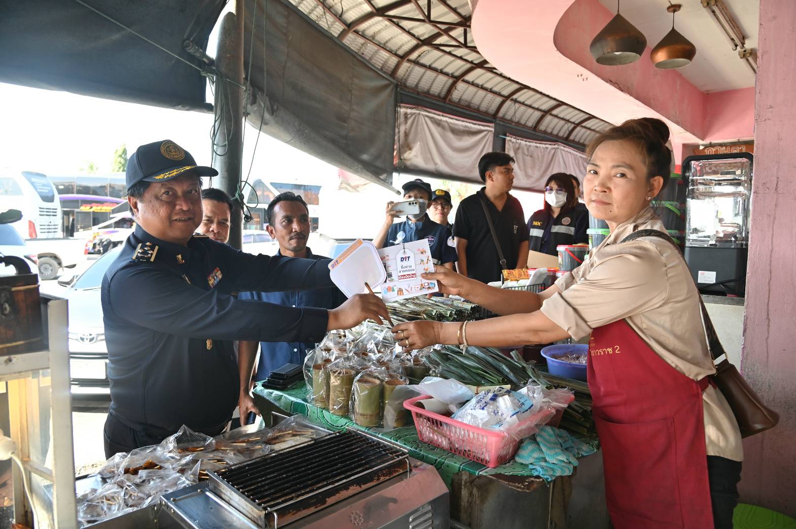 DIT ลุยตรวจปีใหม่ 2569 ดูแลกระเช้าของขวัญ การจำหน่ายสินค้าที่จุดพักรถ หัวจ่ายน้ำมันสร้างความเป็นธรรมให้ผู้บริโภค