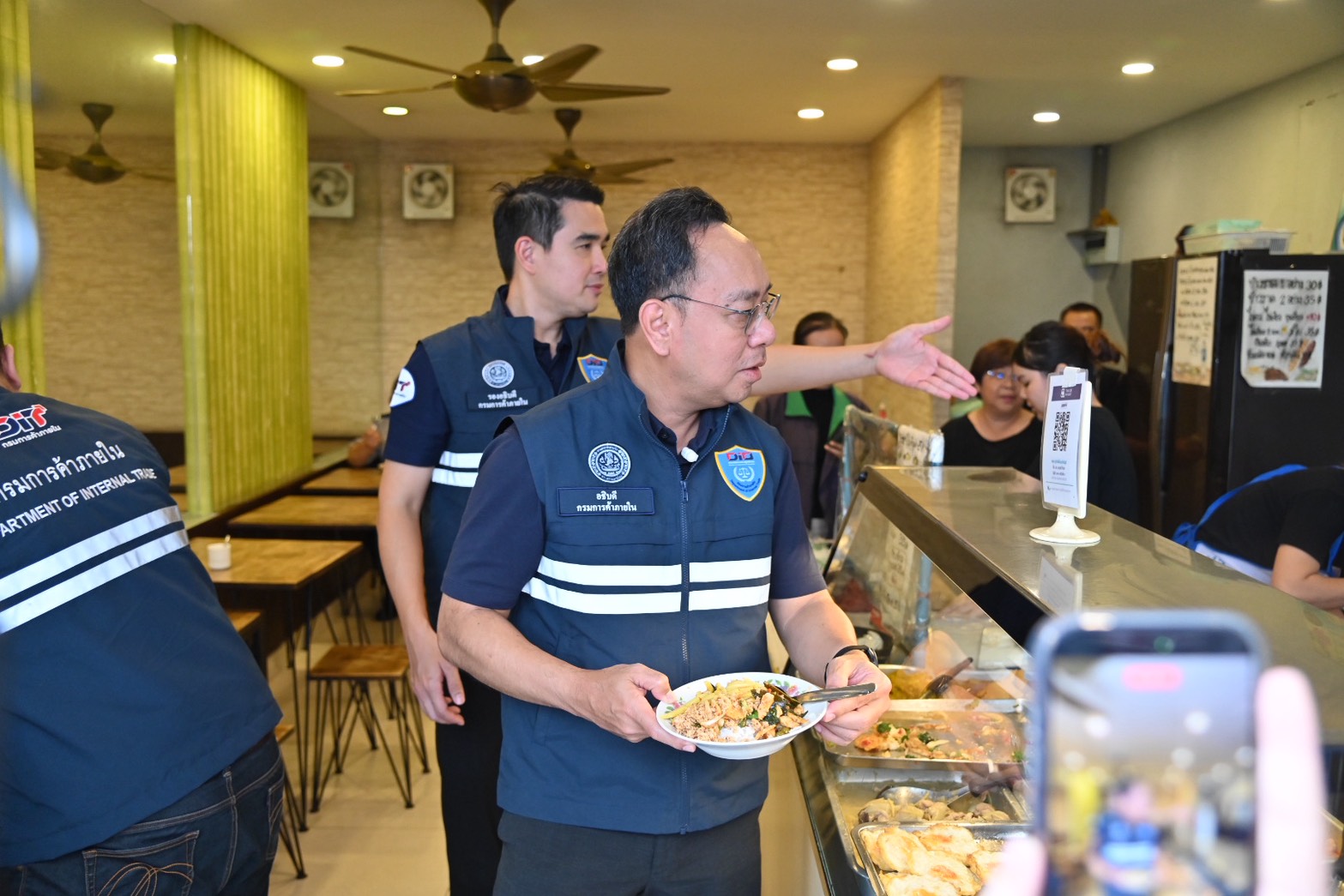 ข่าวเลขที่ 20/2569 DIT ลุยตรวจร้านธงฟ้า–คนละครึ่งพลัส ยอดขายพุ่ง 80% ย้ำขายราคาเดียว ห้ามฉวยโอกาสขึ้นราคา ฝ่าฝืนมีโทษจำคุก 7 ปี ปรับสูงสุด 140,000 บาท (31 ตุลาคม 2568)