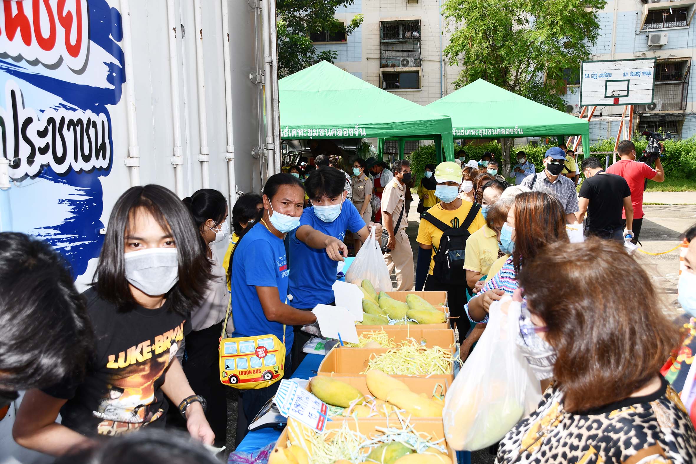 อธิบดีร่วมตรวจเยี่ยมโครงการ "Mobile พาณิชย์ลดราคา! ช่วยประชาชน” ณ เคหะคลองจั่น บางกะปิ