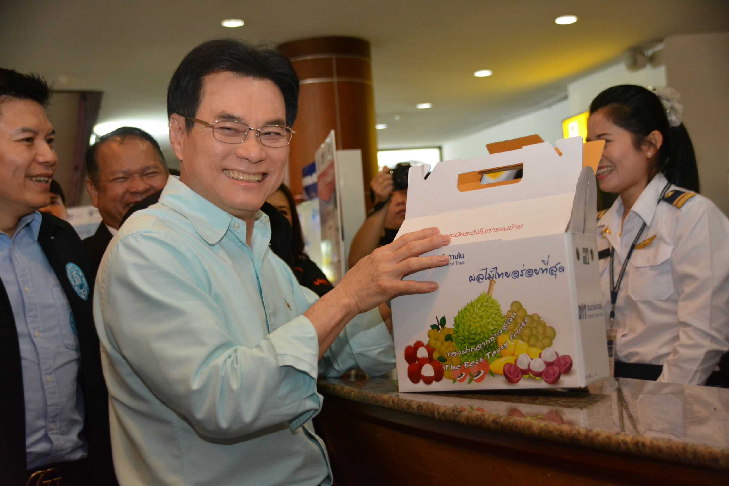 รัฐมนตรีว่าการกระทรวงพาณิชย์ลงพื้นที่ติดตามการดำเนินการให้บริการกล่องบรรจุผลไม้