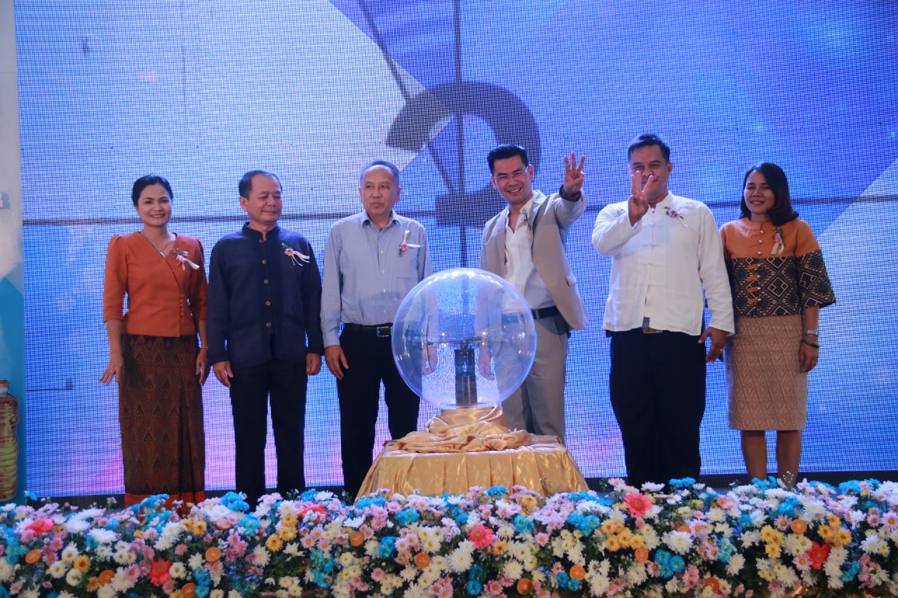เปิดงานมหกรรมธงฟ้าลดค่าครองชีพผู้ประสบภัยจังหวัดบุรีรัมย์