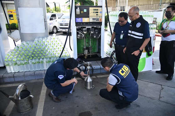 ตรวจสถานีบริการน้ำมันและกระเช้าของขวัญในช่วงเทศกาลปีใหม่