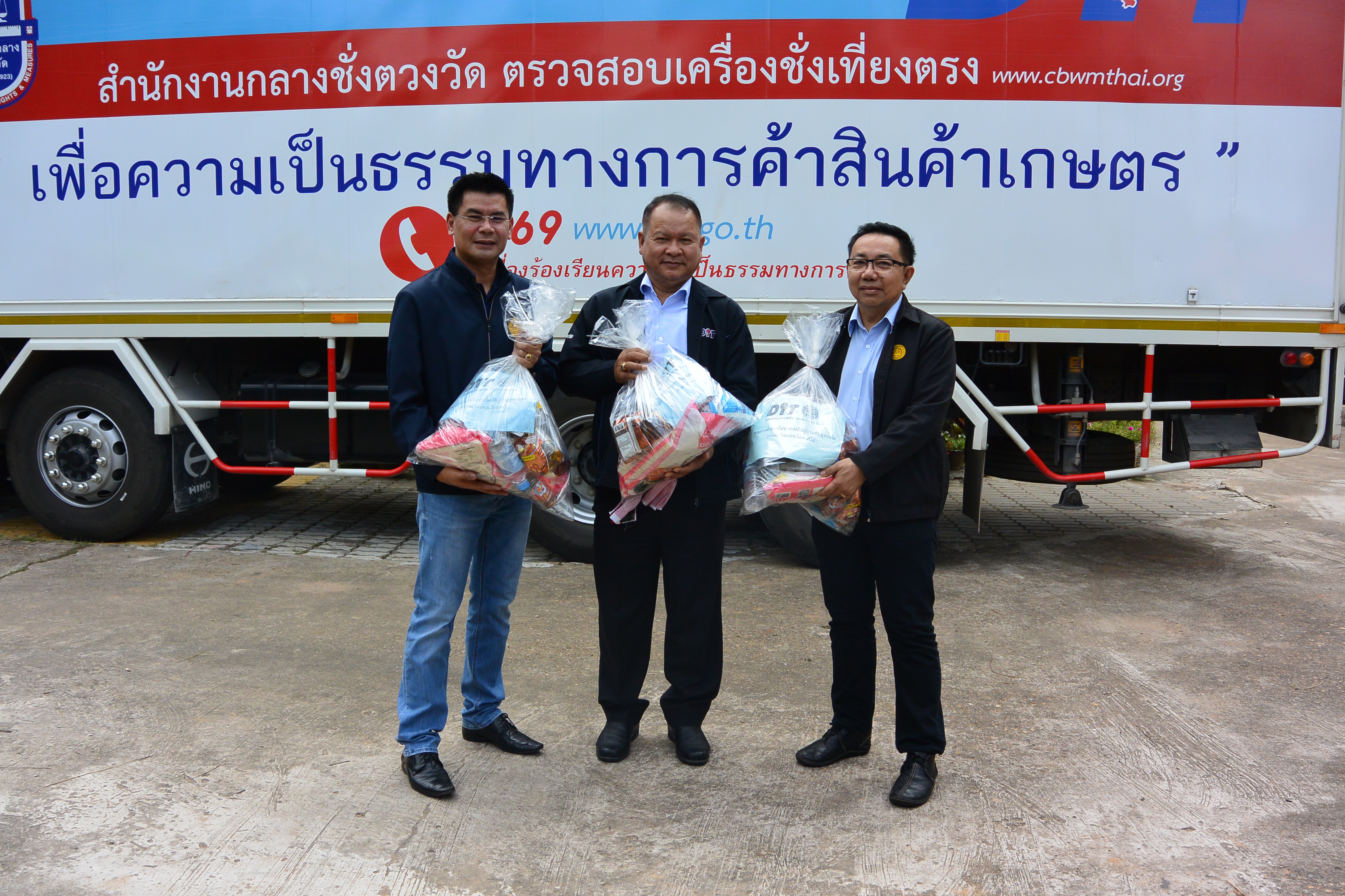 ลงพื้นที่มอบสิ่งของช่วยเหลือผู้ประสบอุทกภัยภาคตะวันออกเฉียงเหนือ