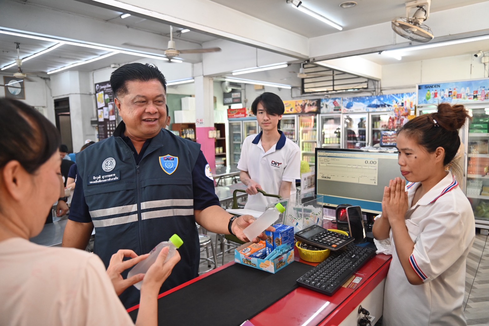 ข่าวเลขที่ 110/2569 กรมการค้าภายในดูแลราคาสินค้า-ค่าบริการรับสงกรานต์ 2569  เน้นย้ำ ห้ามฉวยโอกาสขึ้นราคา แนะประชาชนพบแจ้ง 1569 (9 เมษายน 2569)