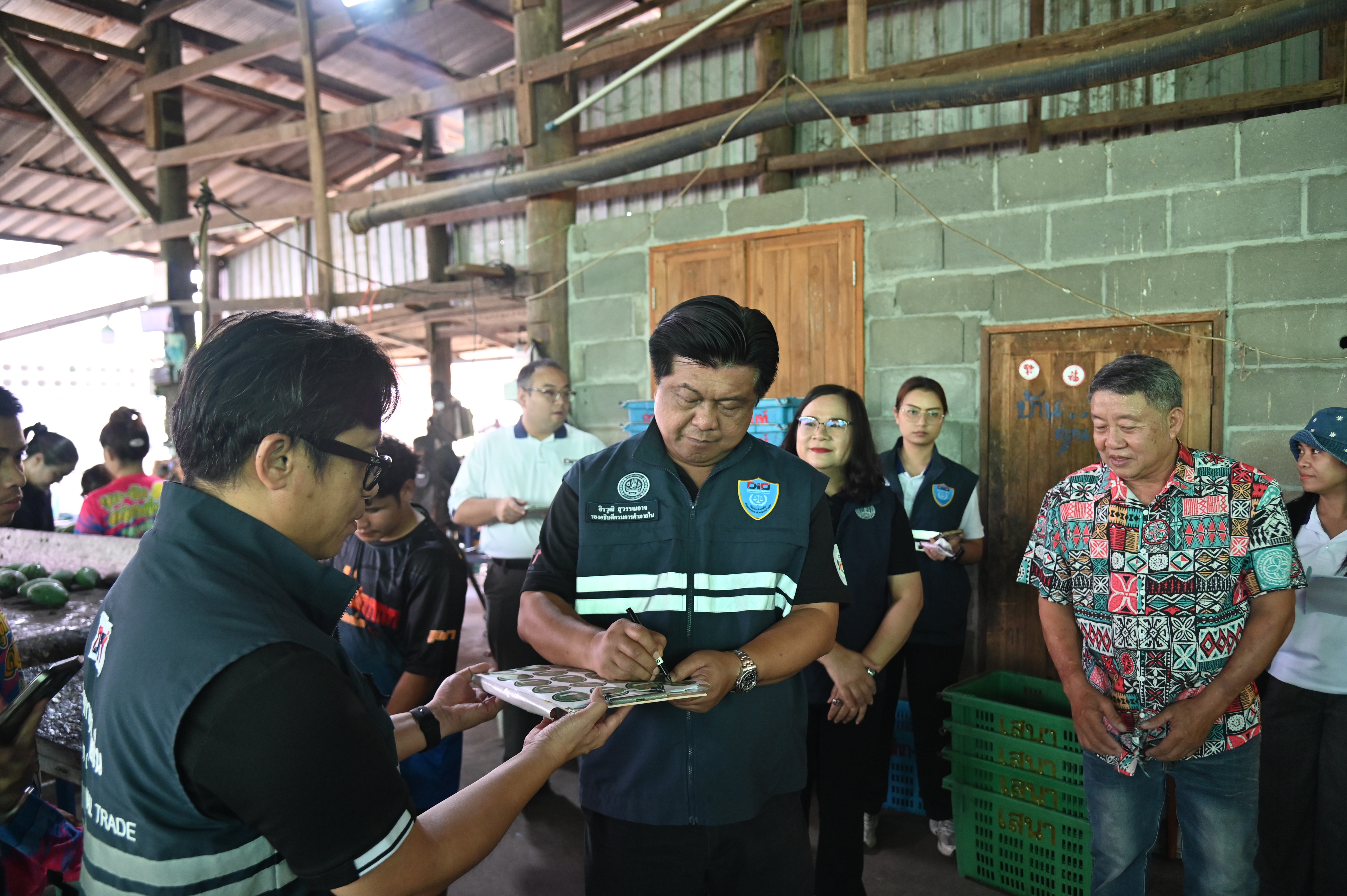 DIT ลงพื้นที่เชียงหม่ - ลำพูน  ติดตามการรับซื้อหอมหัวใหญ่  พร้อมติดตามสถานการณ์ ผลผลิตลำไยและมะม่วง