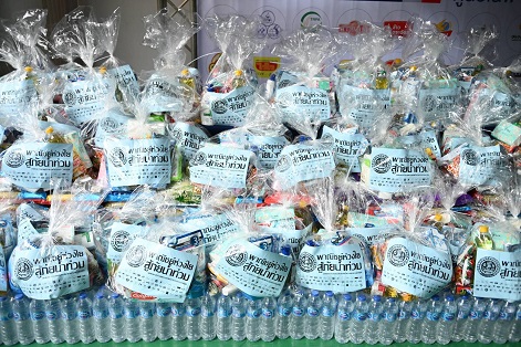 พาณิชย์ห่วงใยสู้ภัยน้ำท่วม บรรจุถุงยังชีพเพื่อเตรียมส่งมอบให้แก่ผู้ประสบภัยน้ำท่วม