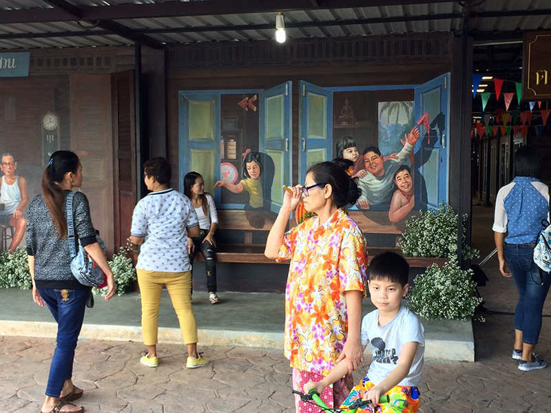 45708_ป้ายตลาด ที่มีคนมายืนถ่ายรูปด้วย.jpg