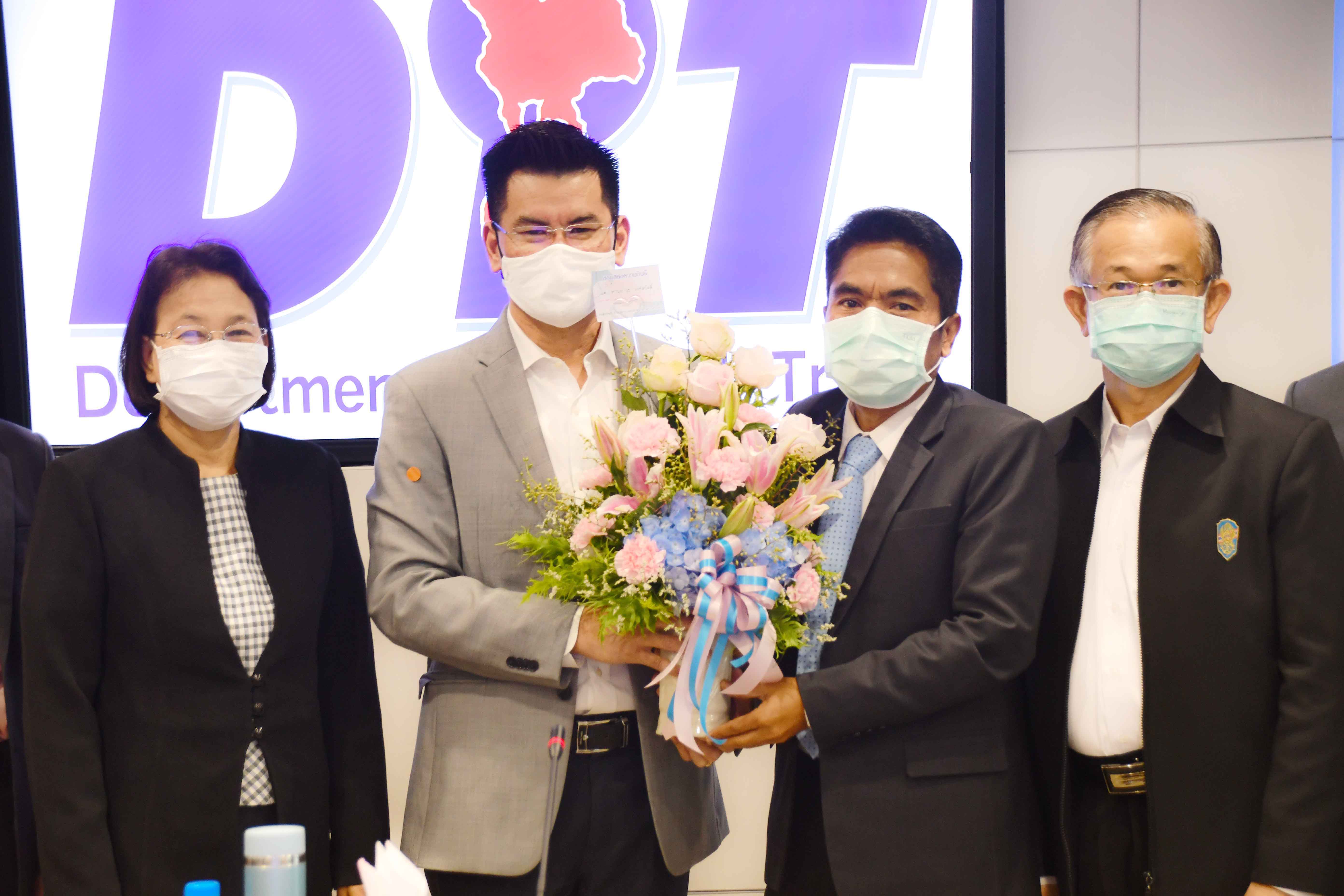 อธิบดีแสดงความยินดีกับรองอธิบดีคนใหม่