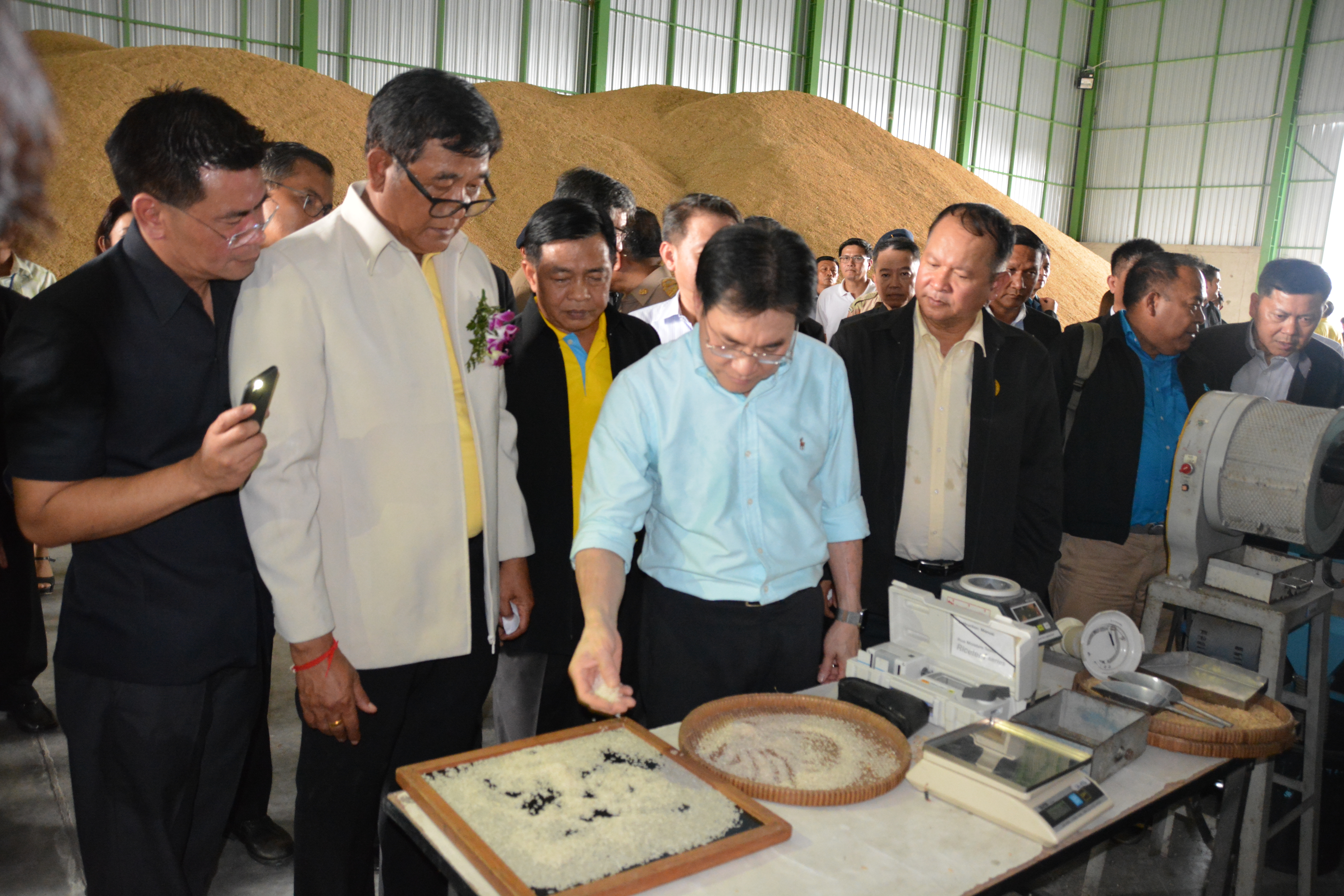 รัฐมนตรีว่าการกระทรวงพาณิชย์ ลงพื้นที่ จ.ปทุมธานี พบปะเกษตรกรผู้ปลูกข้าว