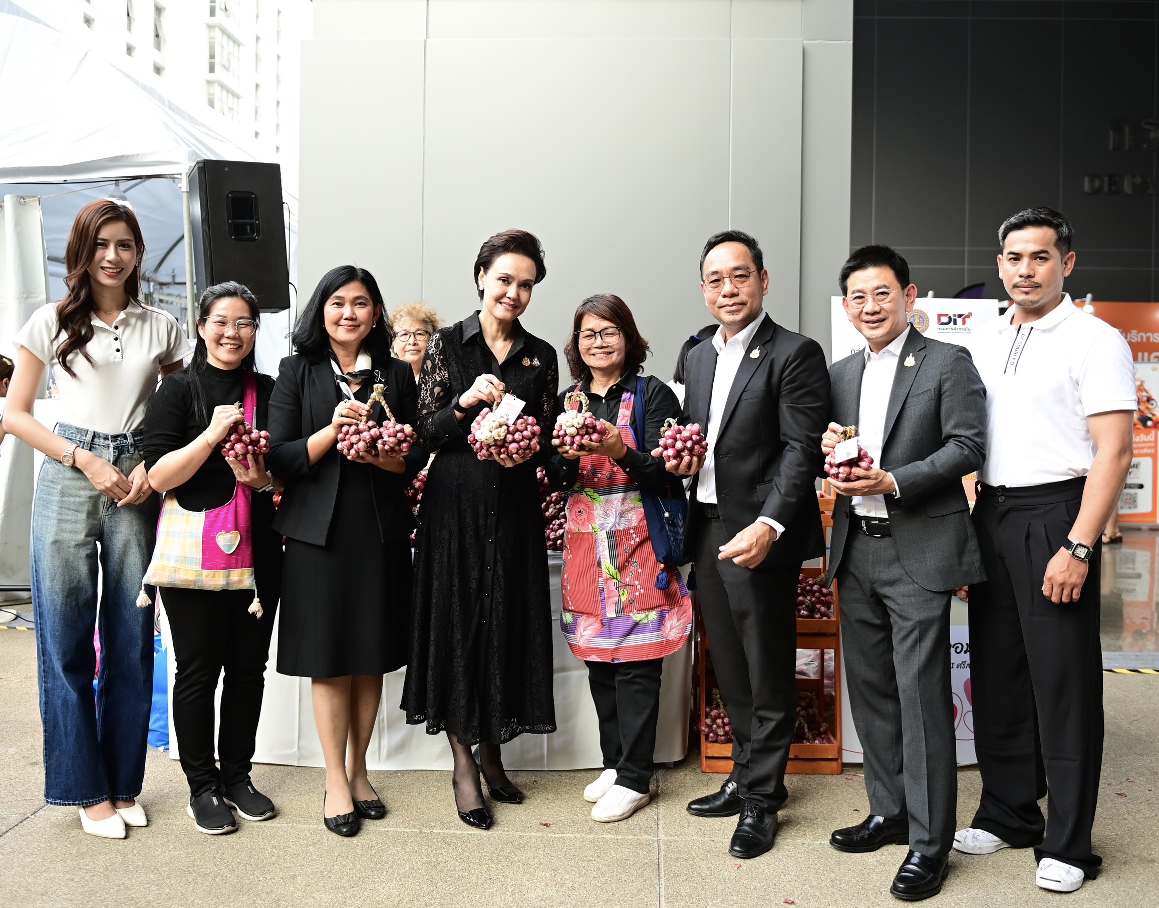 ข่าวเลขที่ 57/2569 พาณิชย์ชวนเลือกซื้อสินค้าไทยส่งความสุขปีใหม่ “New Year Mega Sale 2026” หนุนหมู่บ้านทำมาค้าขาย–Farm Outlet ลดค่าครองชีพทั่วประเทศเกือบ 5,000 ล้านบาท ต่อเนื่องถึง 31 ม.ค. 69 (25 ธันวาคม 2568)