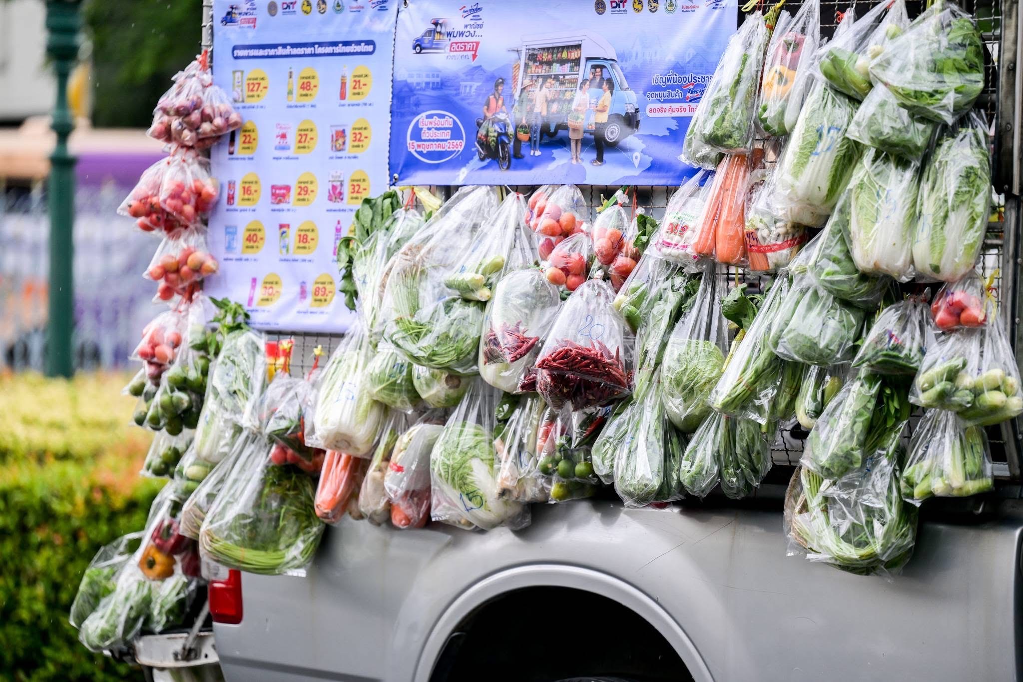 ข่าวเลขที่ 139/2569 “ไทยช่วยไทย ลดภาระค่าครองชีพ : พาณิชย์รถพุ่มพวง ลดราคาช่วยประชาชน” รัฐบาลผนึก 4 ภาคส่วน ส่งสินค้าจำเป็นราคาพิเศษถึงชุมชน ลดค่าครองชีพไม่น้อยกว่า 280 ล้านบาท  (12 พฤษภาคม 2569)